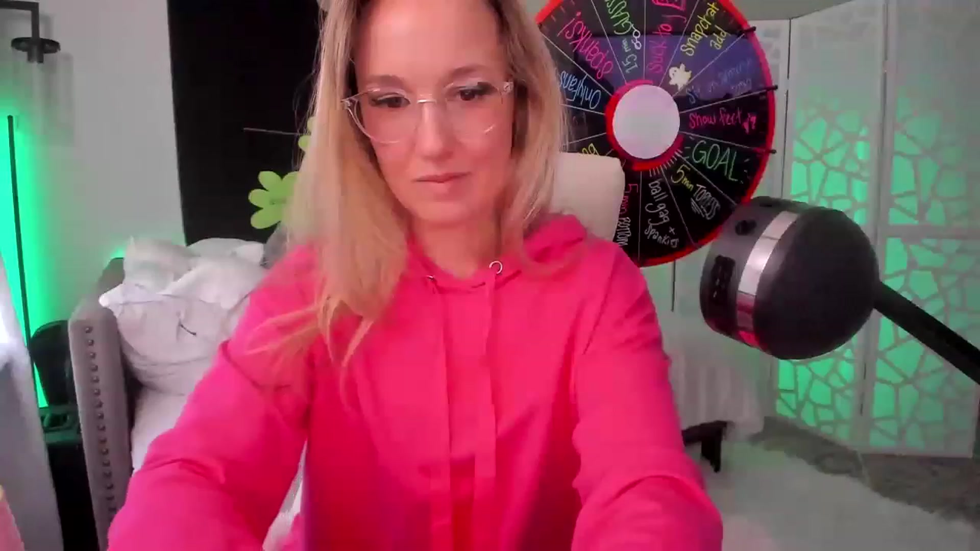 Gallery image thumbnail from LilLadyBird's myfreecams stream on, 03/10/2023, 24:01 image 8 of 20