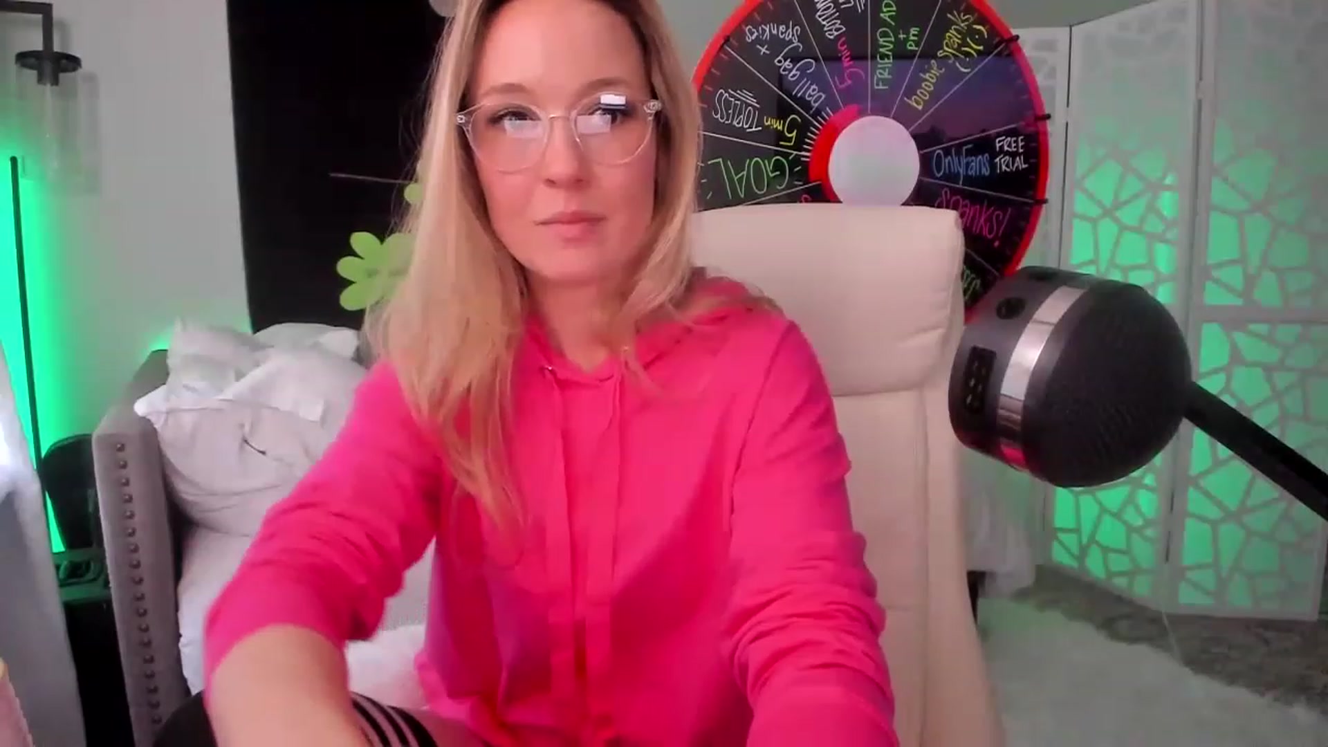 Gallery image thumbnail from LilLadyBird's myfreecams stream on, 03/10/2023, 24:01 image 10 of 20