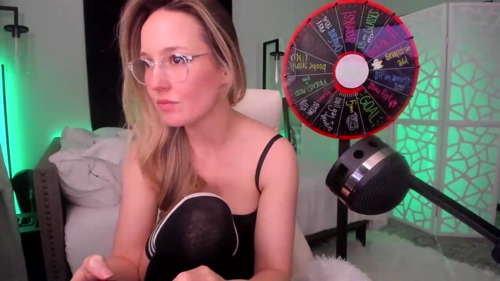 Gallery image thumbnail from LilLadyBird's myfreecams stream on, 03/10/2023, 02:20 image 17 of 20
