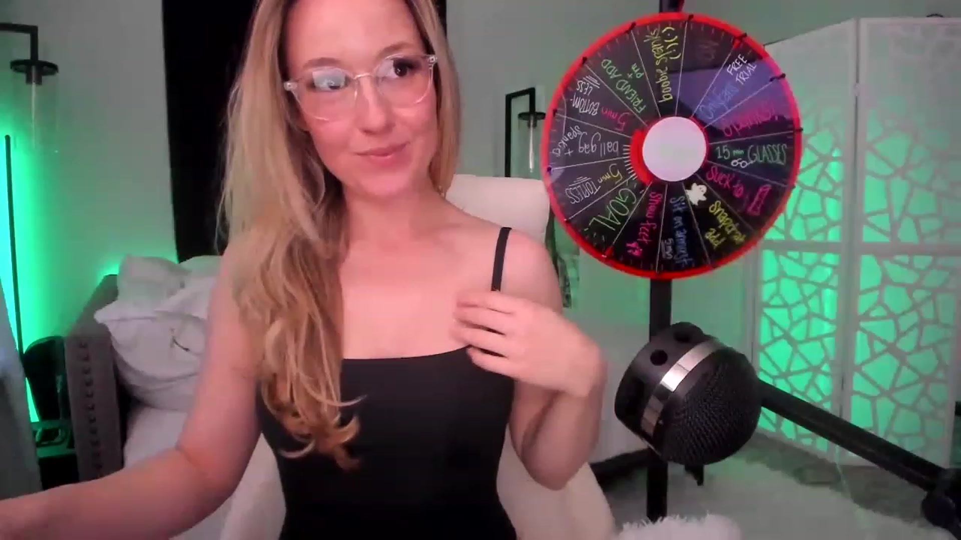 Gallery image thumbnail from LilLadyBird's myfreecams stream on, 03/10/2023, 02:20 image 1 of 20