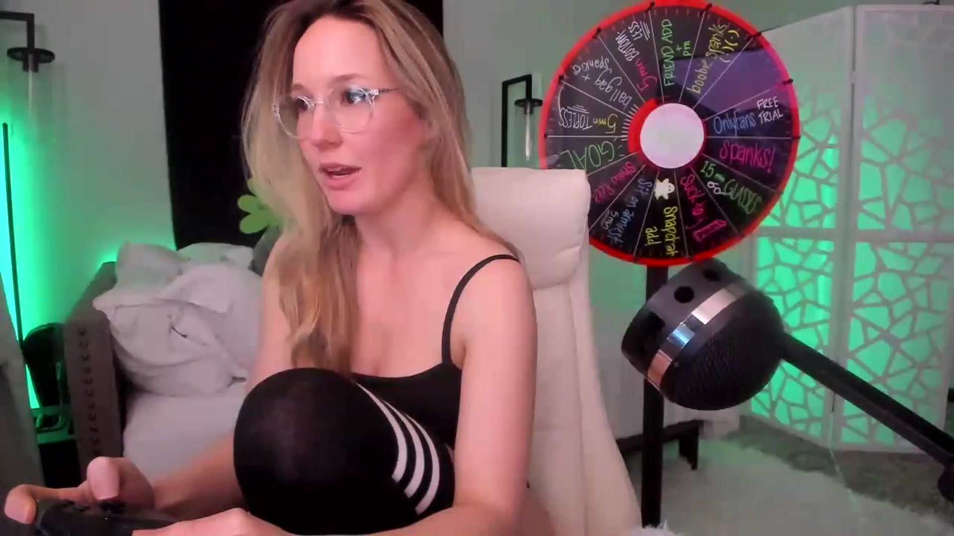 Gallery image thumbnail from LilLadyBird's myfreecams stream on, 03/10/2023, 02:20 image 20 of 20
