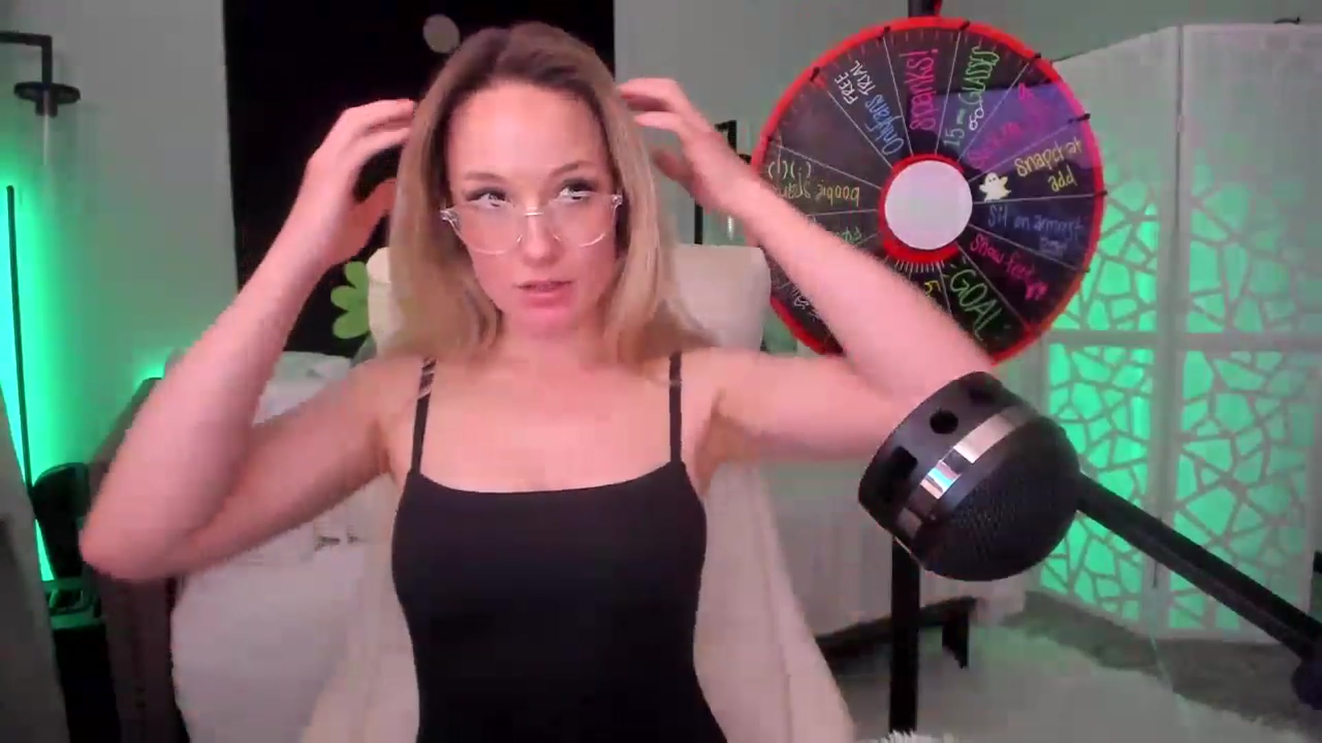 Gallery image thumbnail from LilLadyBird's myfreecams stream on, 03/10/2023, 02:20 image 10 of 20