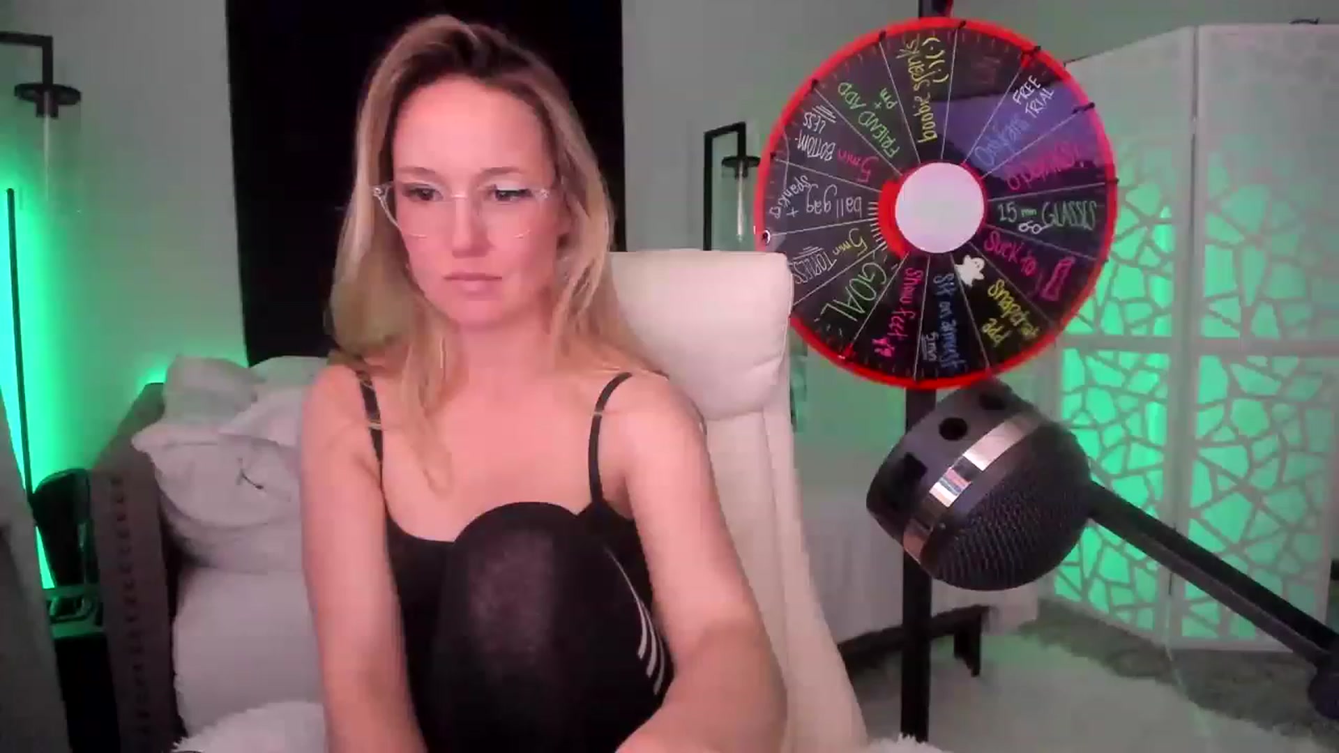 Gallery image thumbnail from LilLadyBird's myfreecams stream on, 03/10/2023, 02:20 image 7 of 20