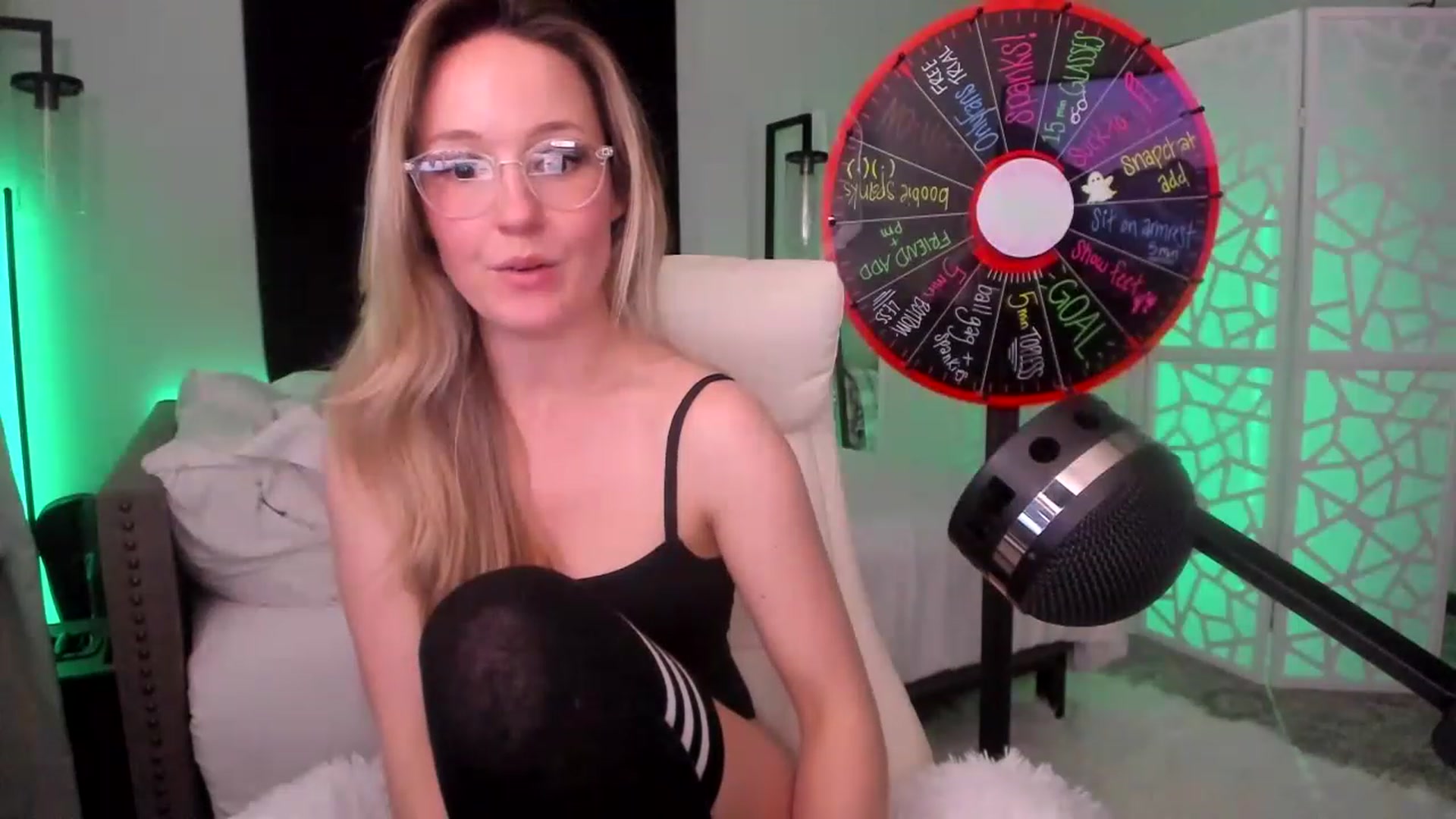 Gallery image thumbnail from LilLadyBird's myfreecams stream on, 03/10/2023, 02:20 image 13 of 20