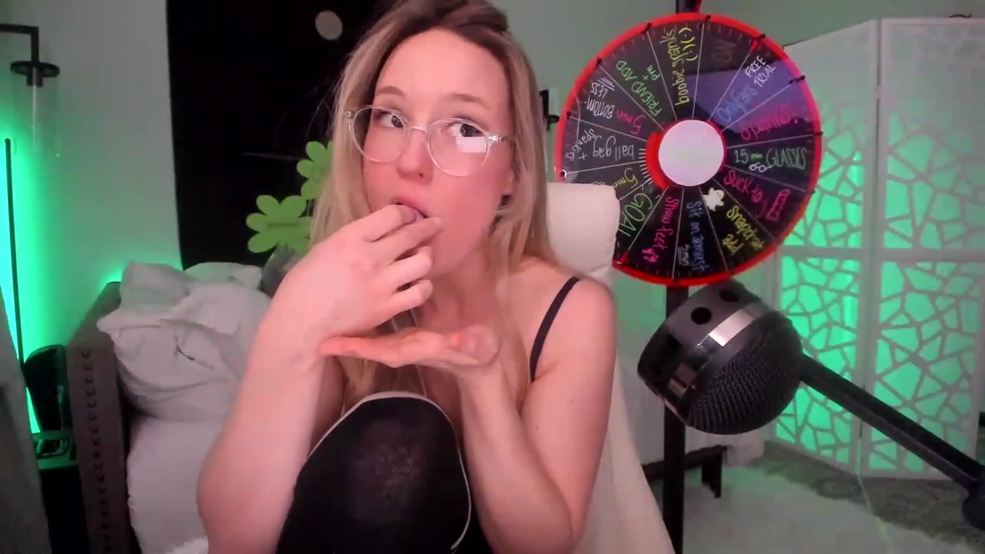 Gallery image thumbnail from LilLadyBird's myfreecams stream on, 03/10/2023, 02:20 image 5 of 20