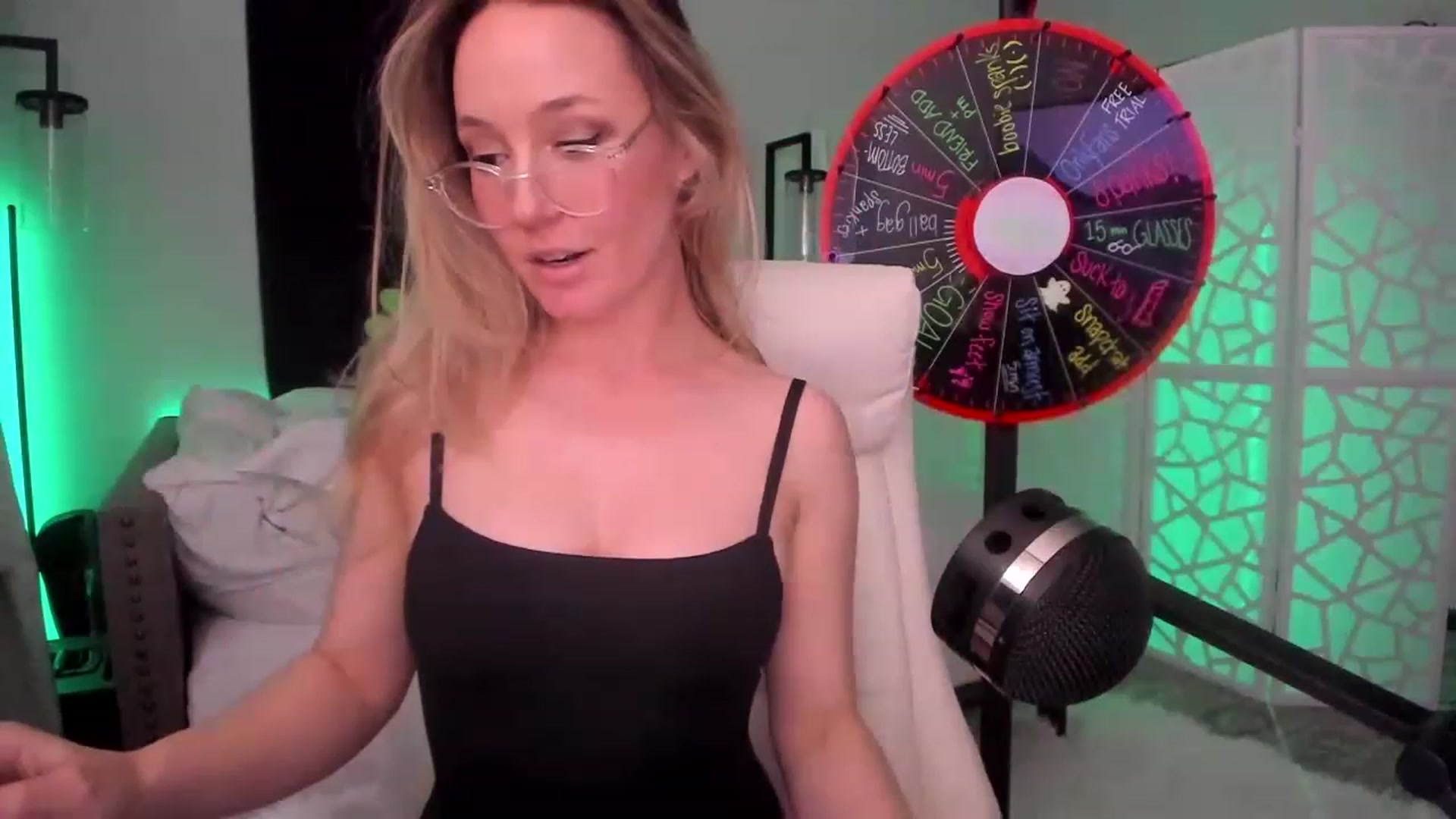 Gallery image thumbnail from LilLadyBird's myfreecams stream on, 03/10/2023, 02:20 image 4 of 20