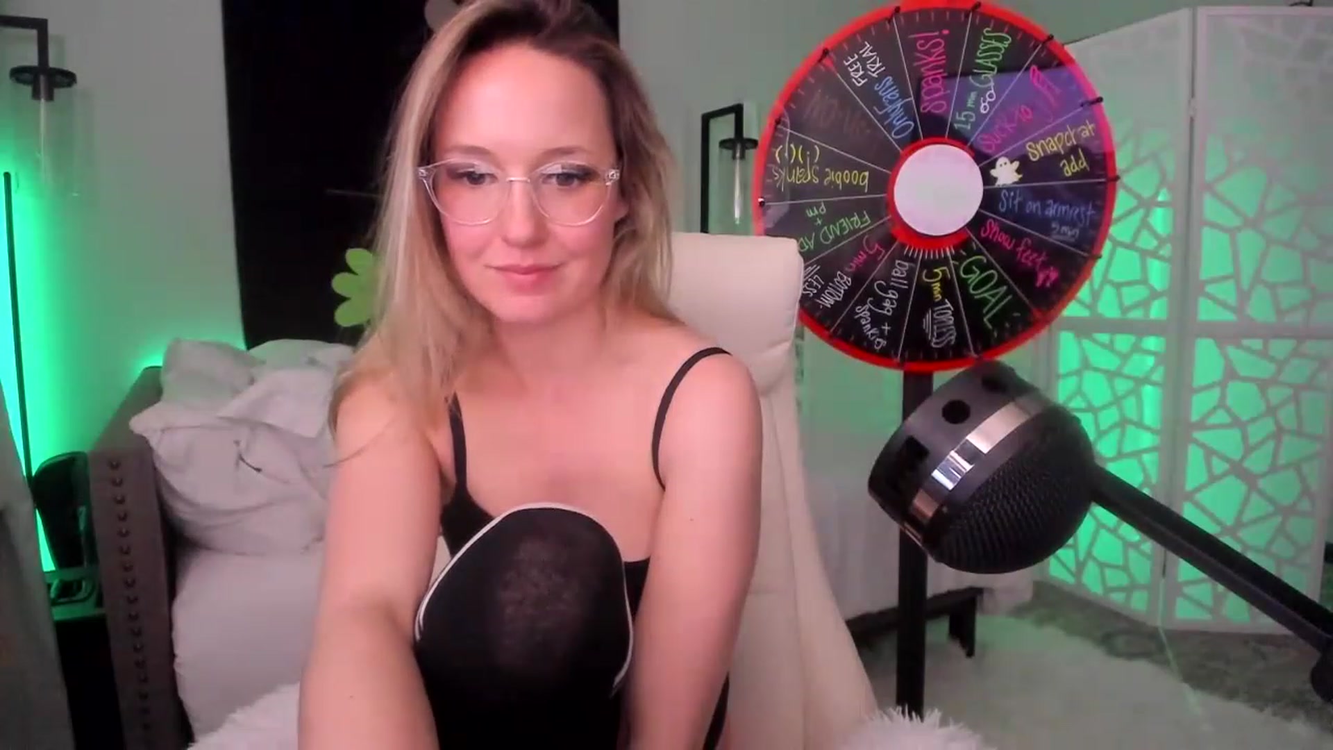Gallery image thumbnail from LilLadyBird's myfreecams stream on, 03/10/2023, 02:20 image 16 of 20