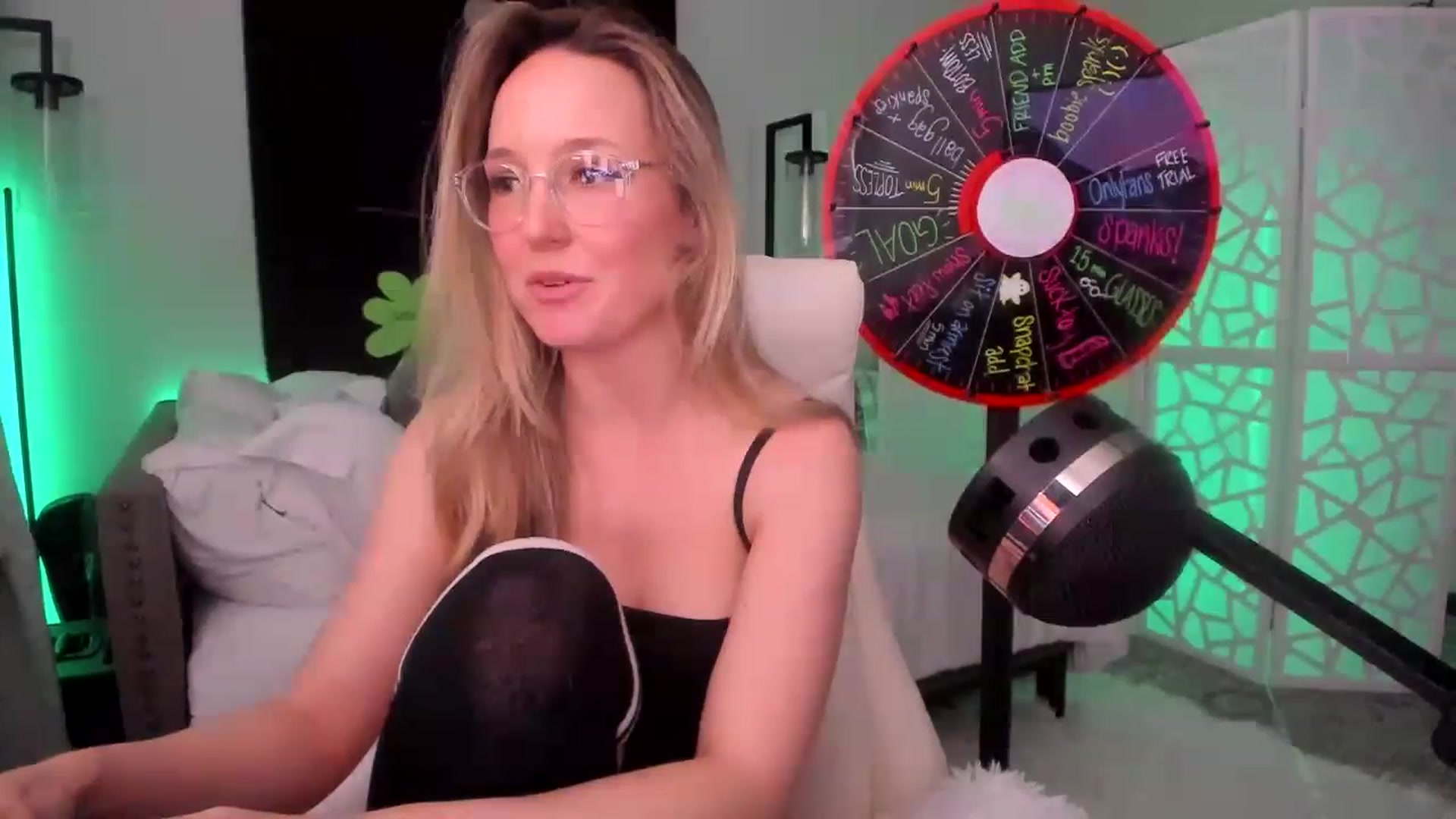 Gallery image thumbnail from LilLadyBird's myfreecams stream on, 03/10/2023, 02:57 image 2 of 20