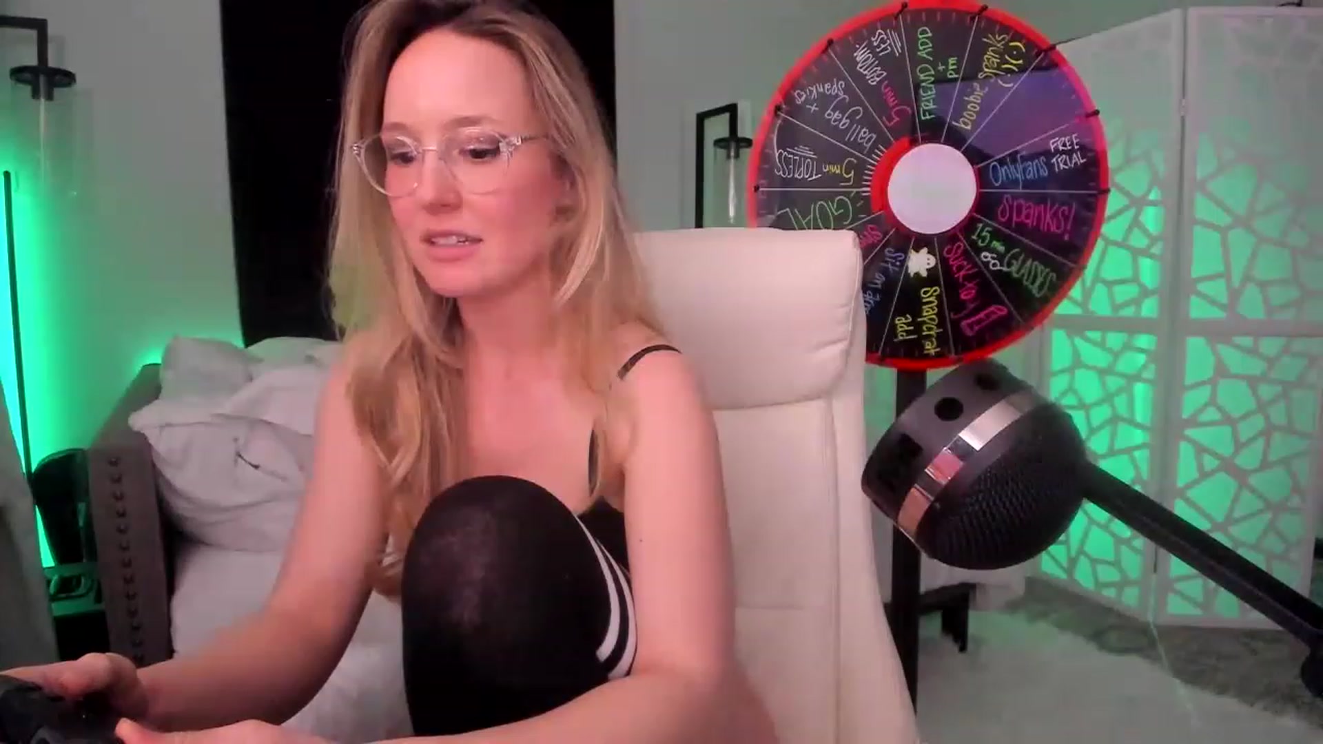 Gallery image thumbnail from LilLadyBird's myfreecams stream on, 03/10/2023, 02:57 image 3 of 20