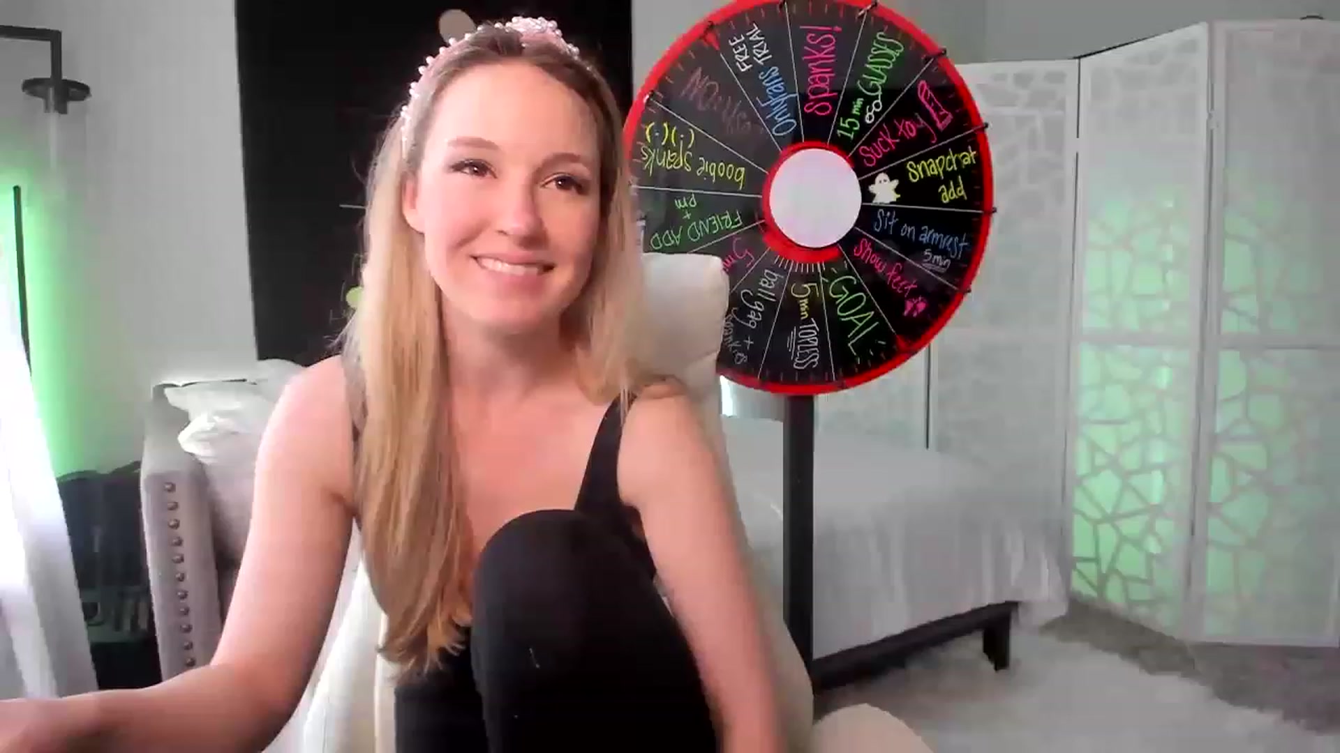 Gallery image thumbnail from LilLadyBird's myfreecams stream on, 03/12/2023, 24:06 image 17 of 20