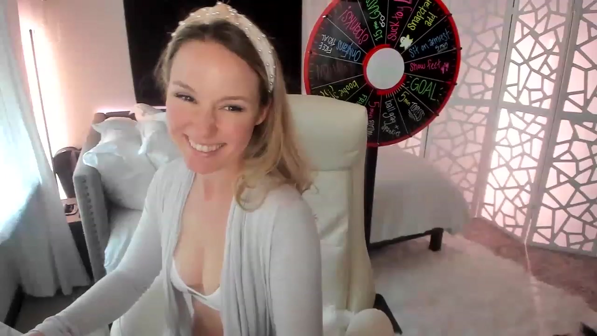 Gallery image thumbnail from LilLadyBird's myfreecams stream on, 03/14/2023, 22:39 image 13 of 20