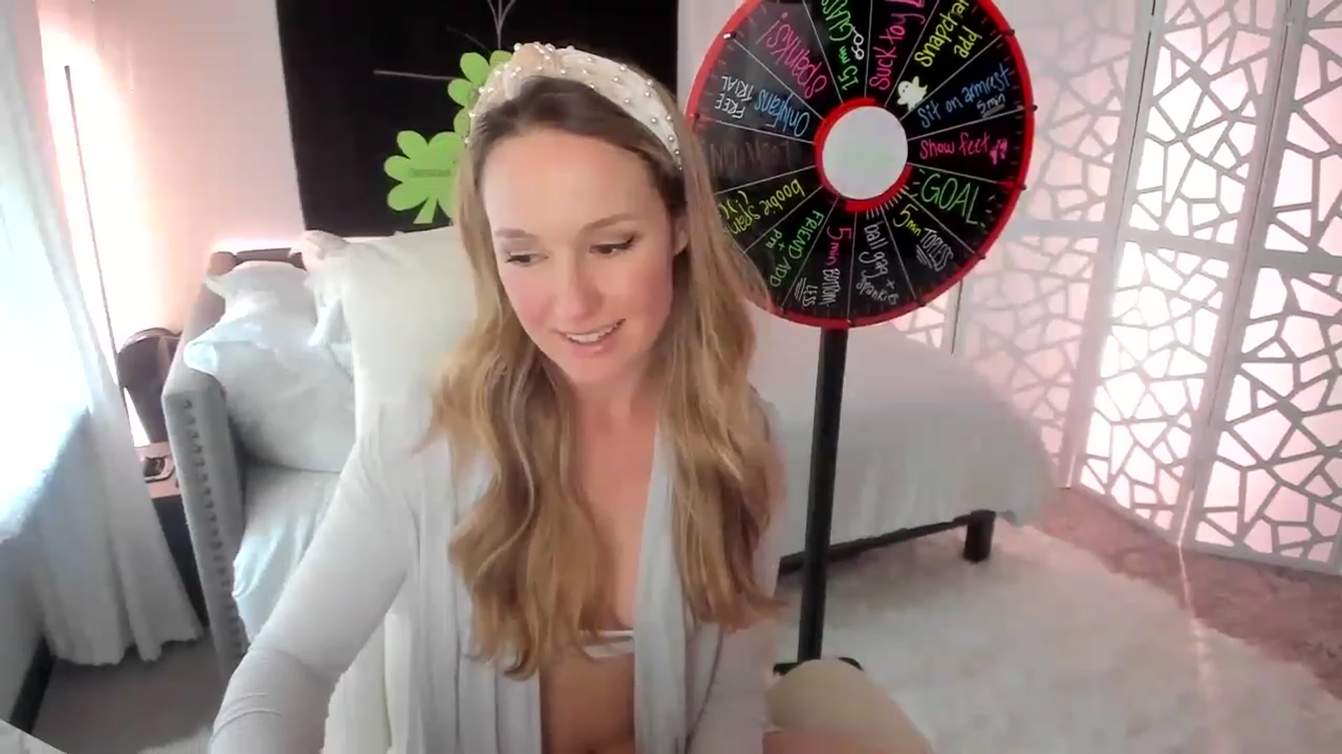 Gallery image thumbnail from LilLadyBird's myfreecams stream on, 03/14/2023, 23:08 image 12 of 20