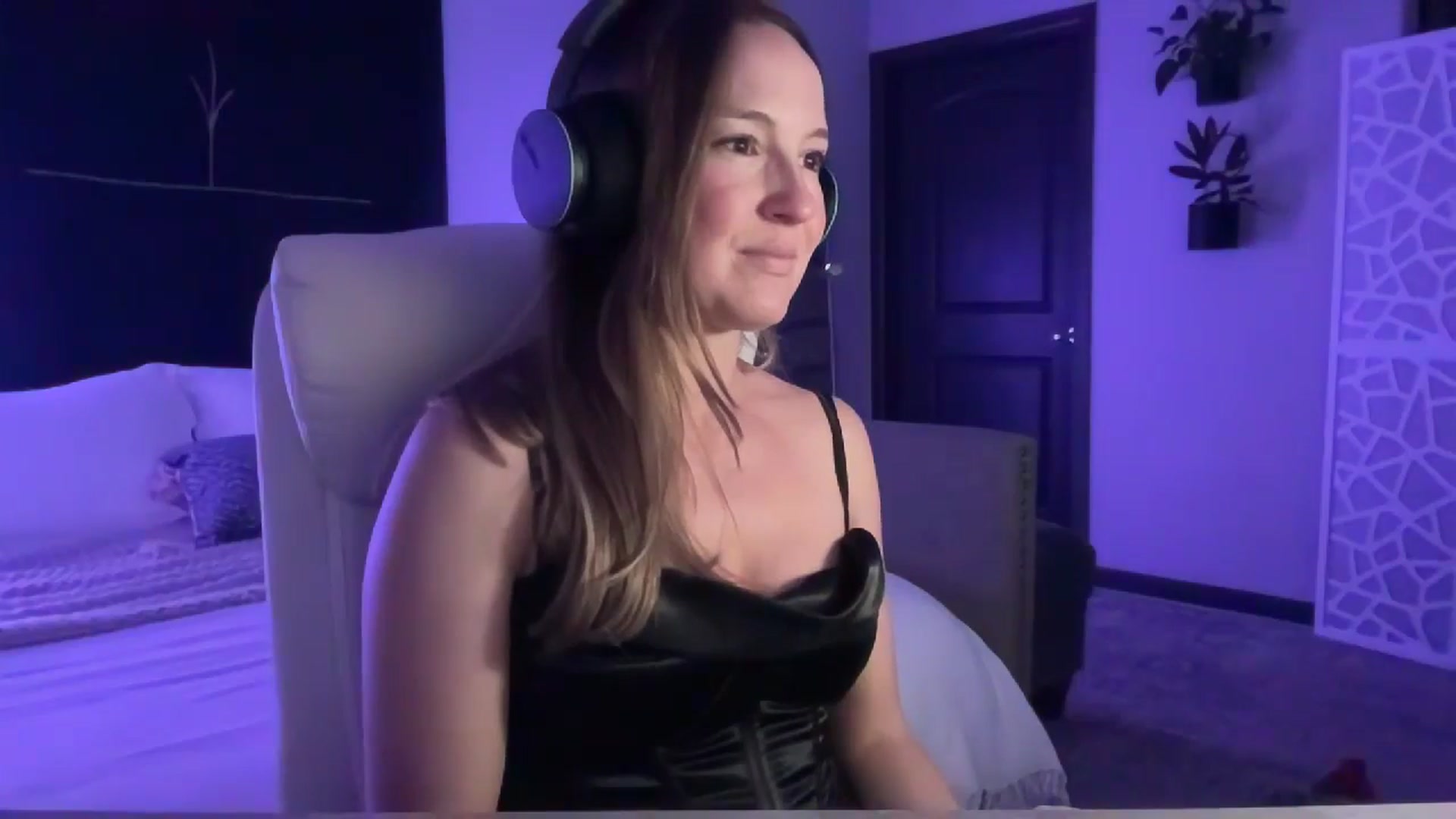 Gallery image thumbnail from LilLadyBird's myfreecams stream on, 08/06/2024, 02:14 image 4 of 20
