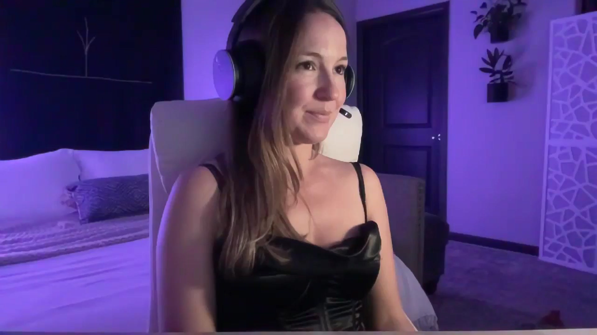 Gallery image thumbnail from LilLadyBird's myfreecams stream on, 08/06/2024, 02:14 image 13 of 20