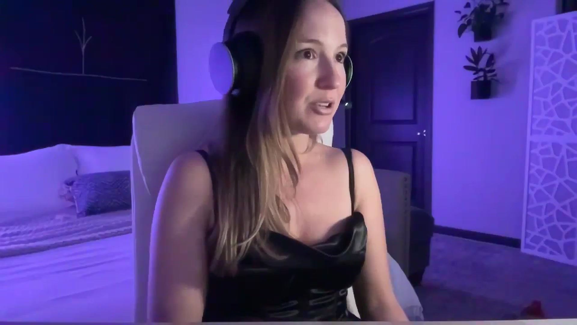 Gallery image thumbnail from LilLadyBird's myfreecams stream on, 08/06/2024, 02:14 image 15 of 20