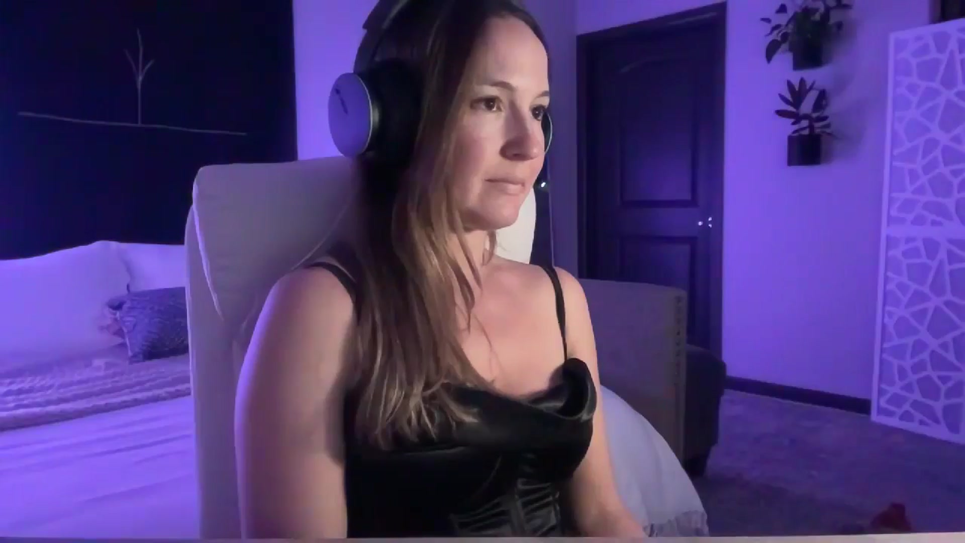 Gallery image thumbnail from LilLadyBird's myfreecams stream on, 08/06/2024, 02:14 image 11 of 20