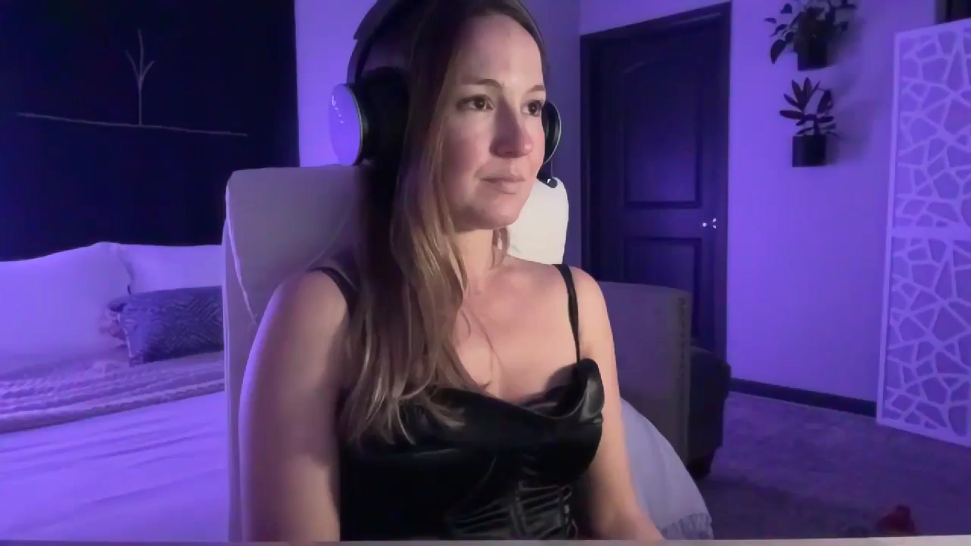 Gallery image thumbnail from LilLadyBird's myfreecams stream on, 08/06/2024, 02:14 image 12 of 20