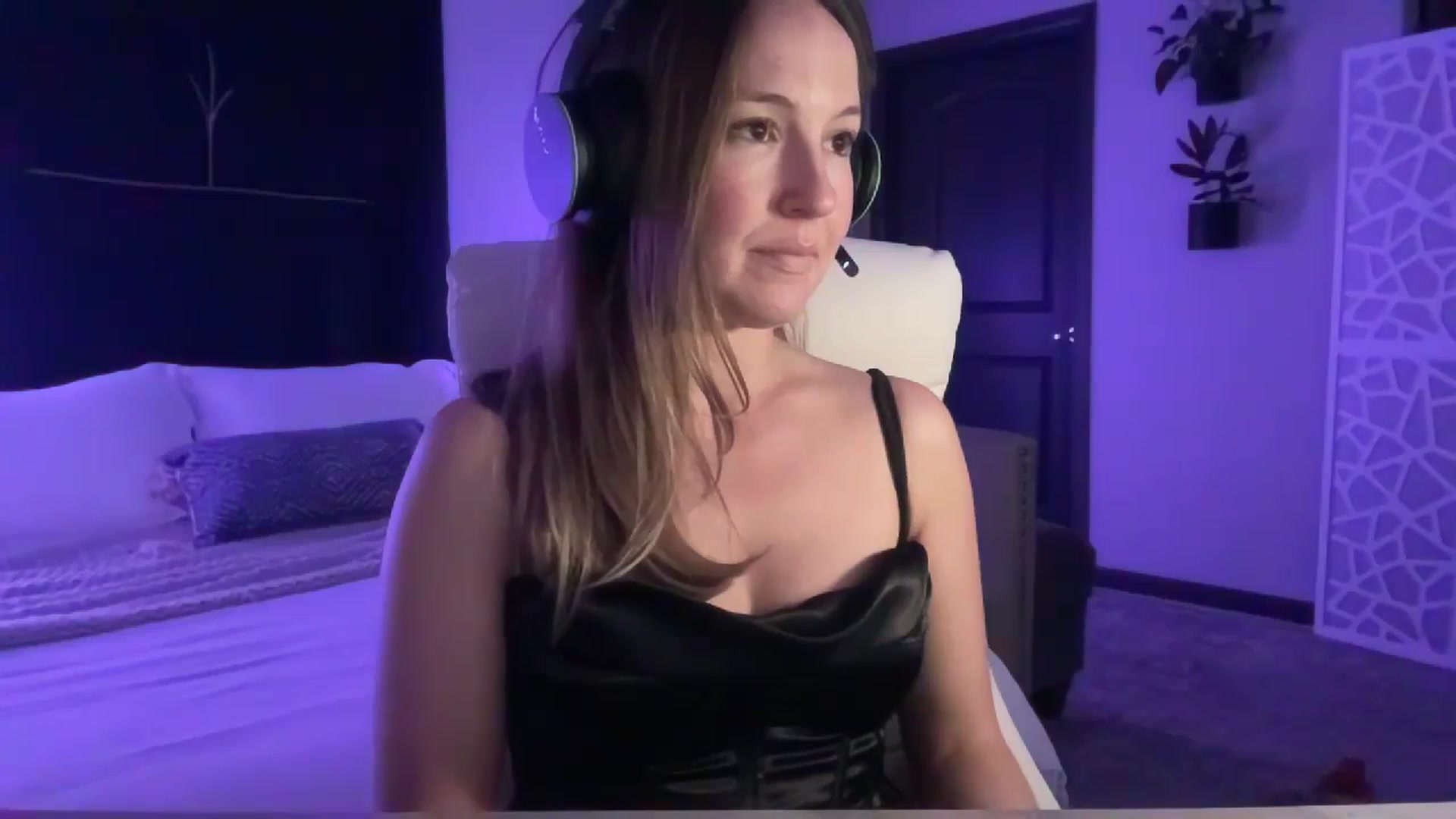 Gallery image thumbnail from LilLadyBird's myfreecams stream on, 08/06/2024, 03:02 image 10 of 20