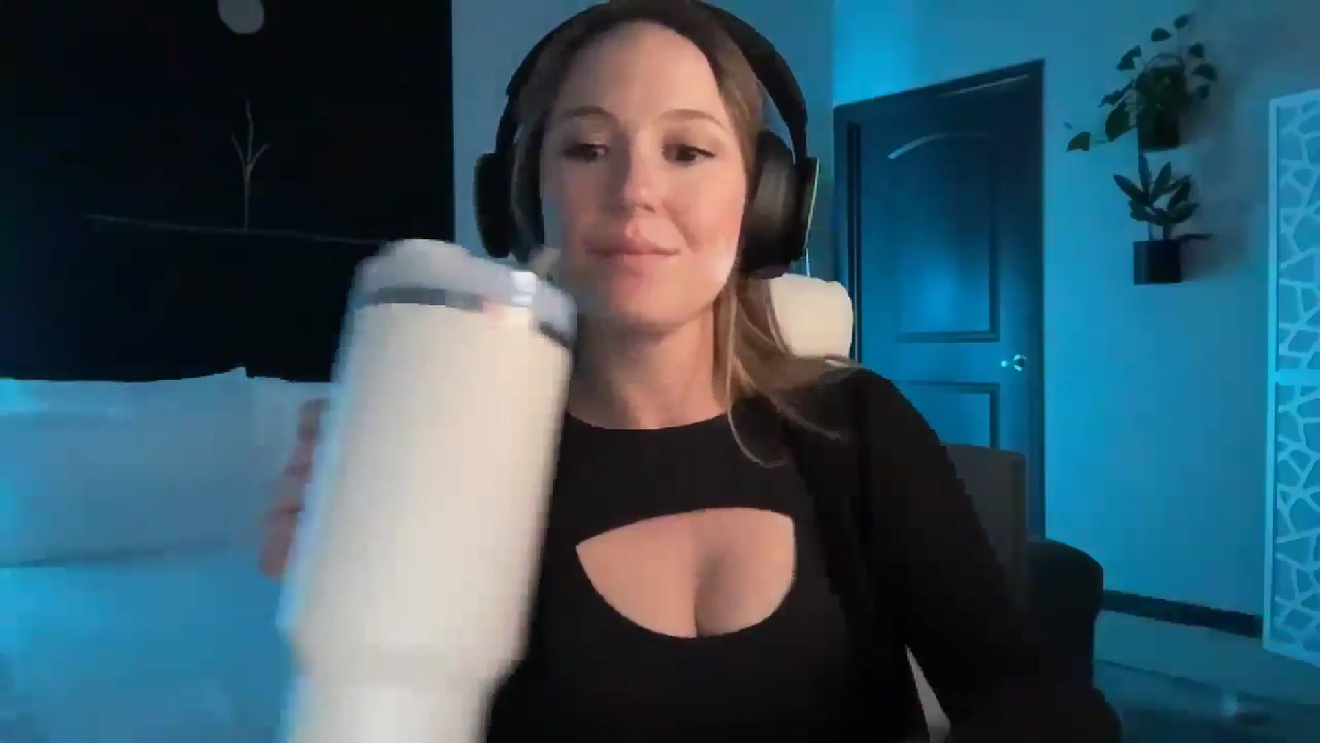 Gallery image thumbnail from LilLadyBird's myfreecams stream on, 09/27/2024, 01:52 image 10 of 20