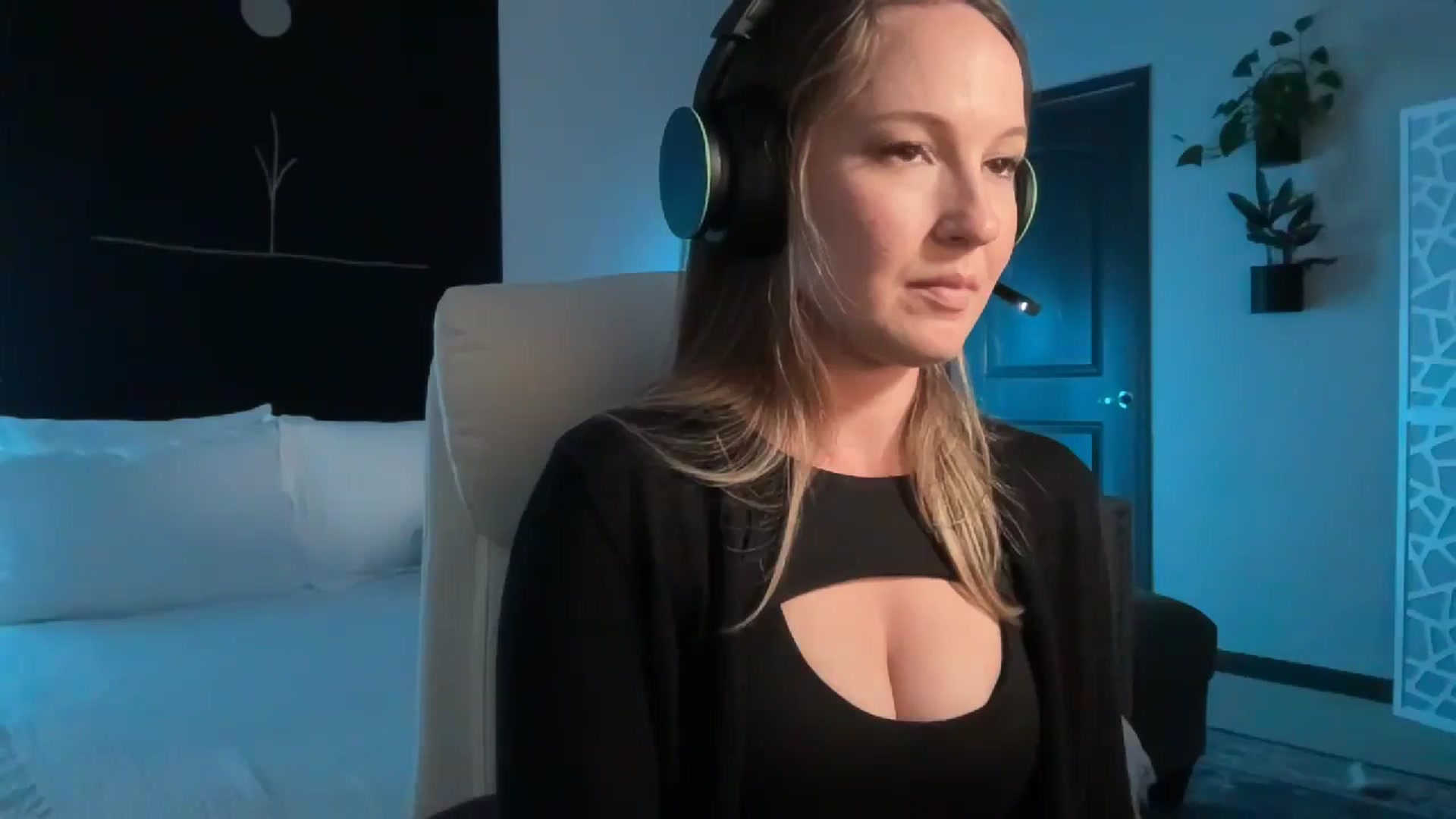 Gallery image thumbnail from LilLadyBird's myfreecams stream on, 09/27/2024, 01:52 image 4 of 20