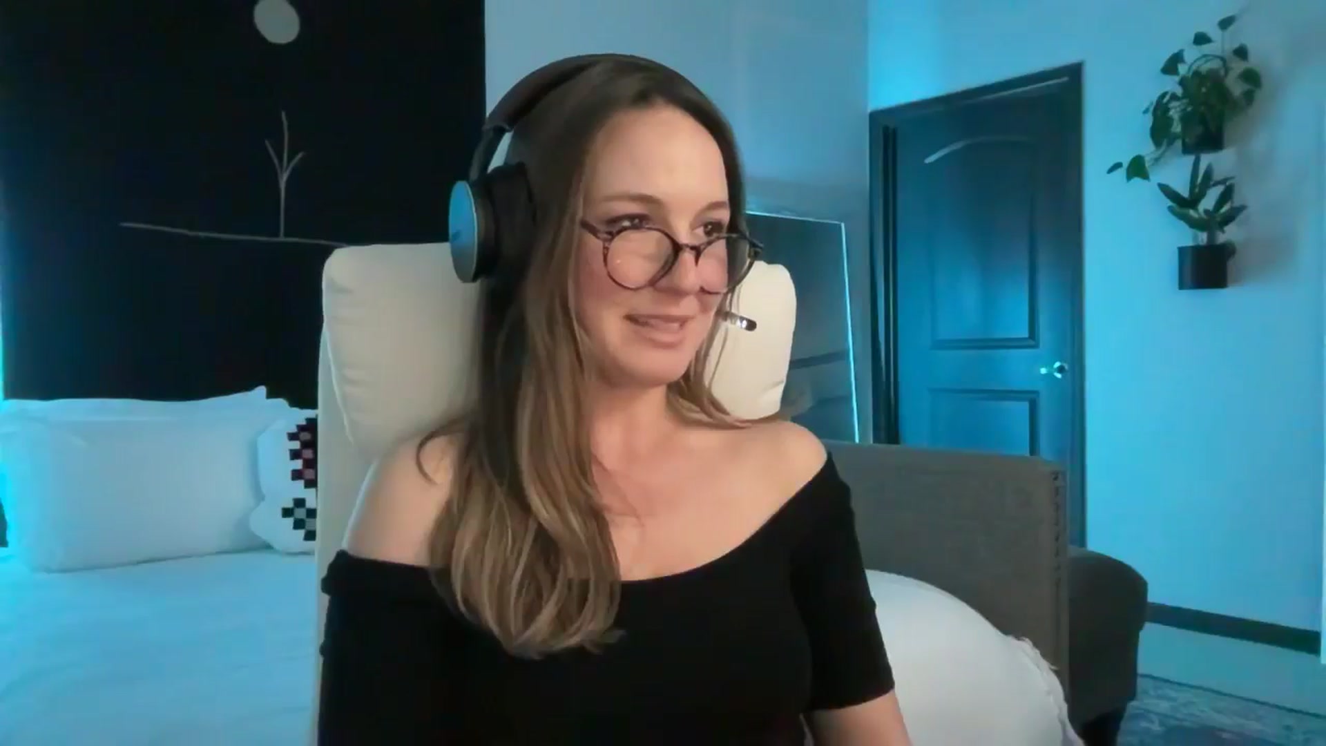 Gallery image thumbnail from LilLadyBird's myfreecams stream on, 10/22/2024, 03:18 image 8 of 20
