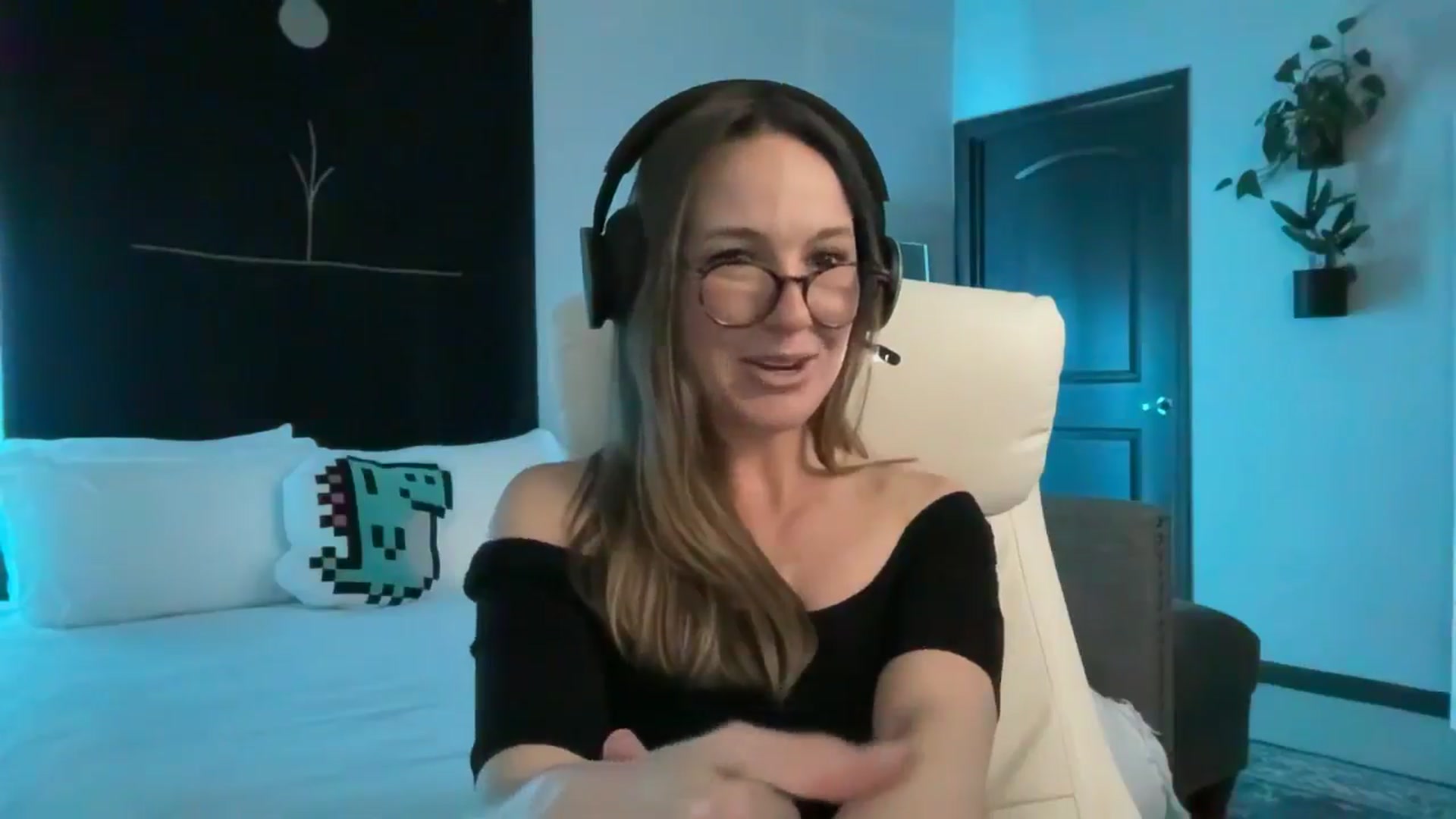 Gallery image thumbnail from LilLadyBird's myfreecams stream on, 10/22/2024, 03:18 image 11 of 20