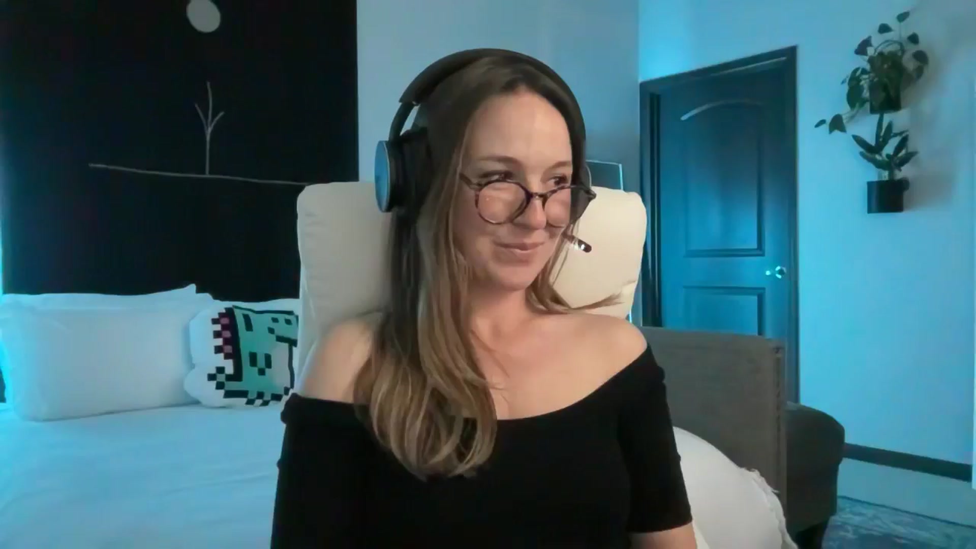 Gallery image thumbnail from LilLadyBird's myfreecams stream on, 10/22/2024, 03:18 image 9 of 20
