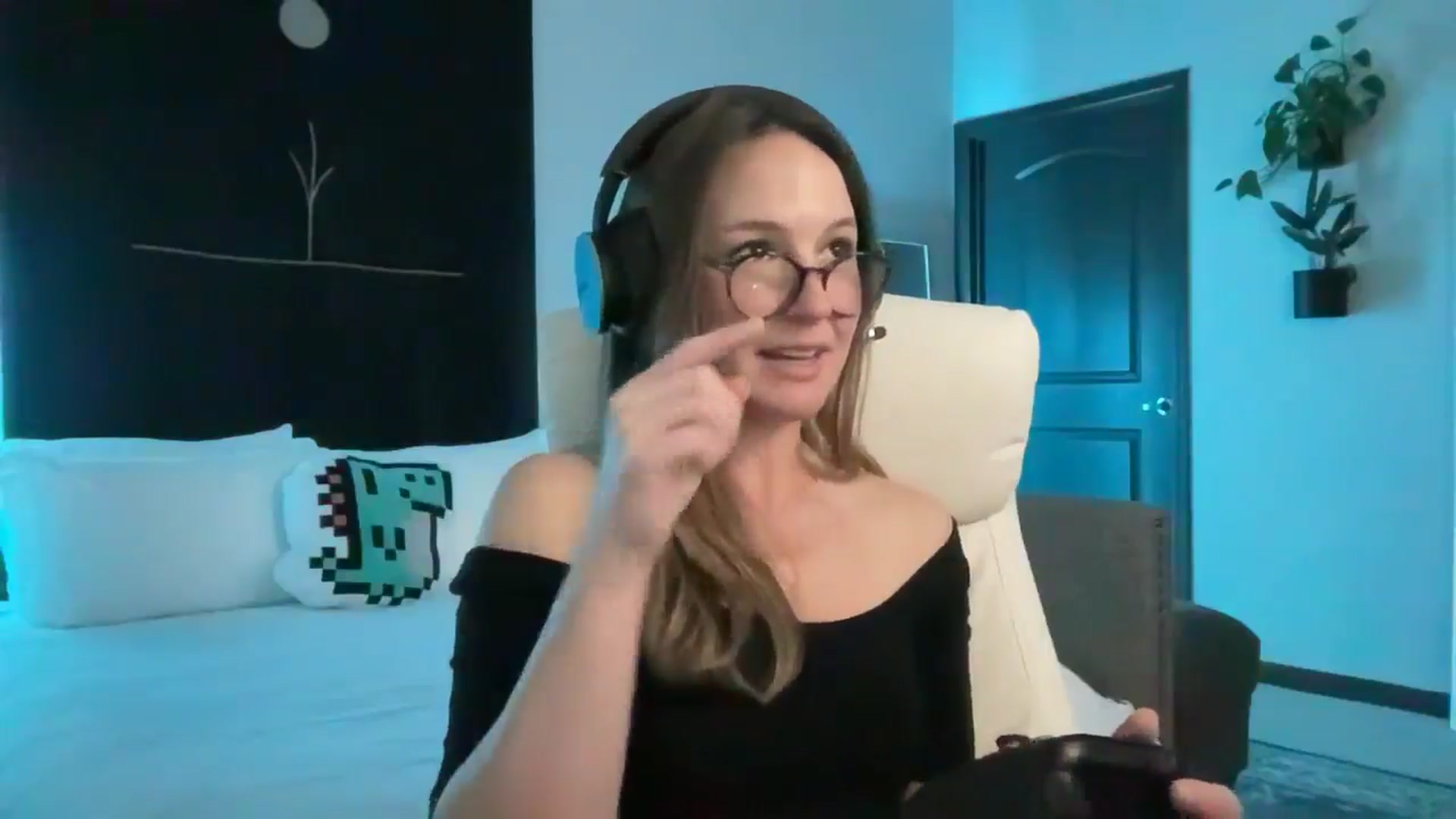 Gallery image thumbnail from LilLadyBird's myfreecams stream on, 10/22/2024, 03:18 image 15 of 20
