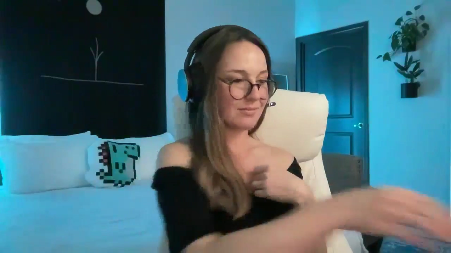 Gallery image thumbnail from LilLadyBird's myfreecams stream on, 10/22/2024, 03:18 image 17 of 20