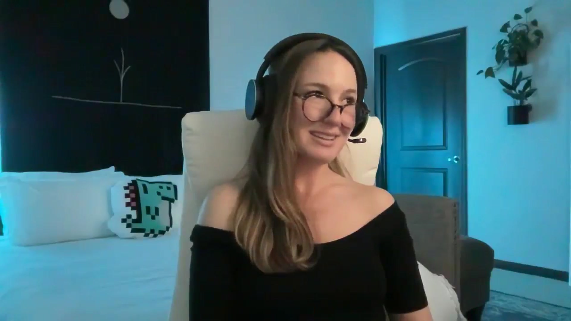 Gallery image thumbnail from LilLadyBird's myfreecams stream on, 10/22/2024, 03:18 image 20 of 20