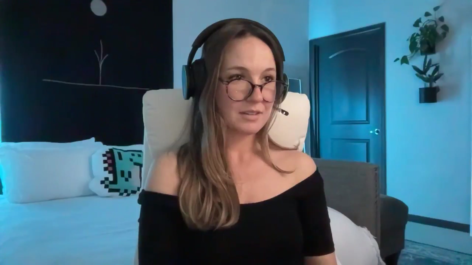 Gallery image thumbnail from LilLadyBird's myfreecams stream on, 10/22/2024, 03:18 image 3 of 20