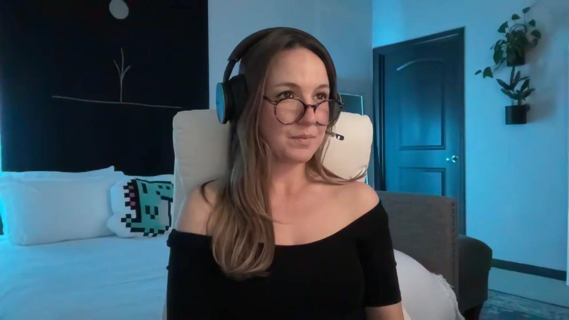 Gallery image thumbnail from LilLadyBird's myfreecams stream on, 10/22/2024, 03:18 image 4 of 20