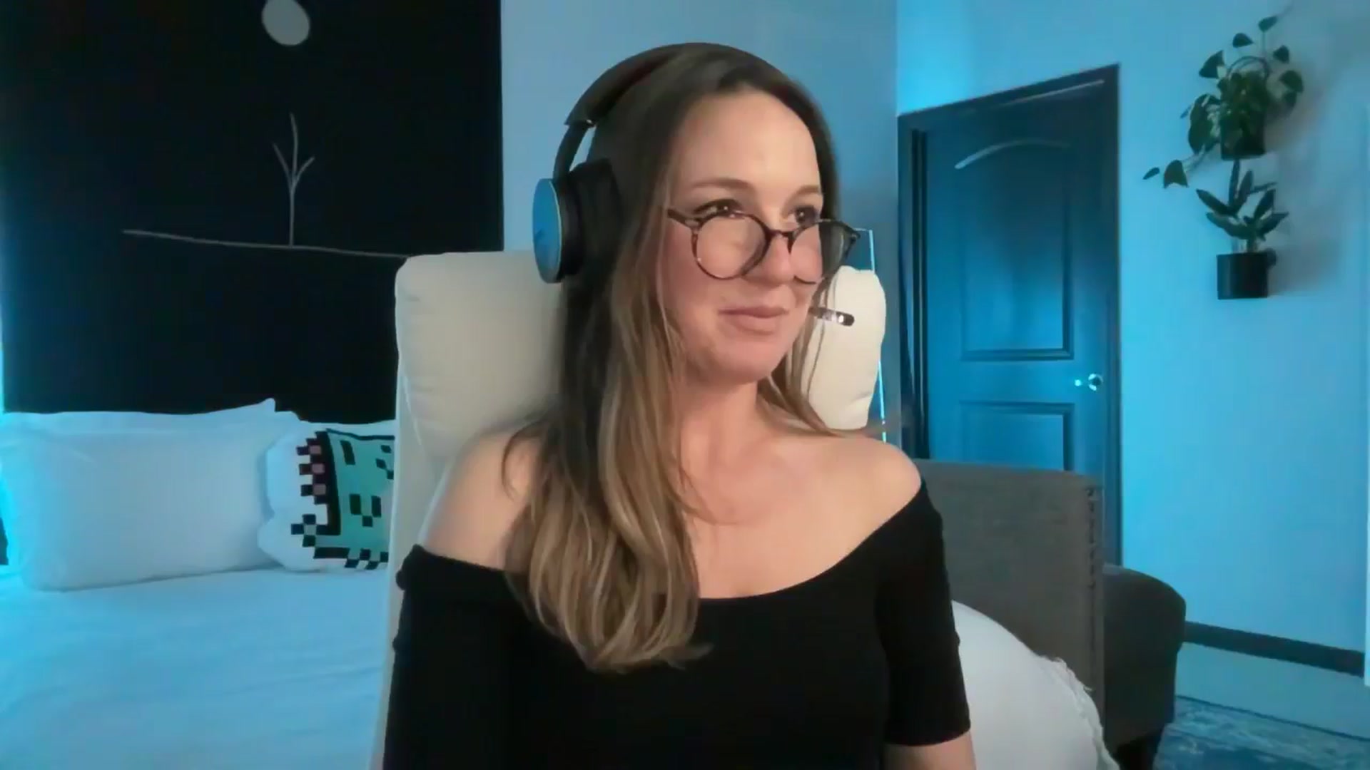 Gallery image thumbnail from LilLadyBird's myfreecams stream on, 10/22/2024, 03:18 image 7 of 20