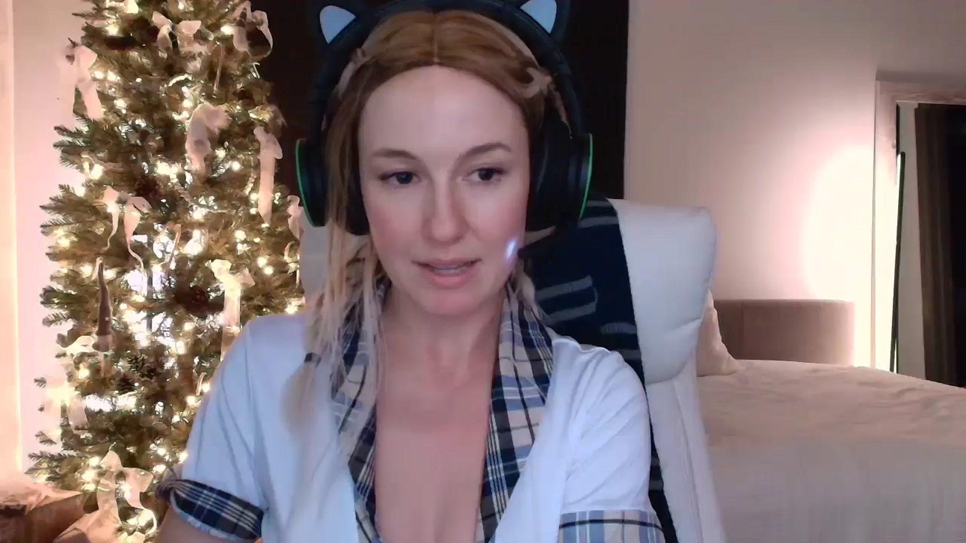 Gallery image thumbnail from LilLadyBird's myfreecams stream on, 12/10/2024, 08:34 image 17 of 20