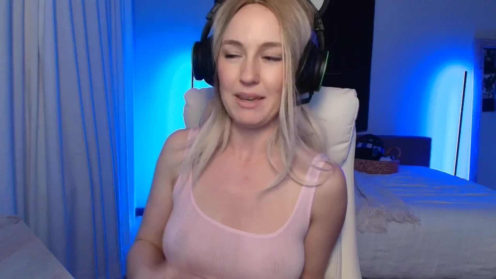 Gallery image thumbnail from LilLadyBird's myfreecams stream on, 01/17/2025, 04:47 image 15 of 20