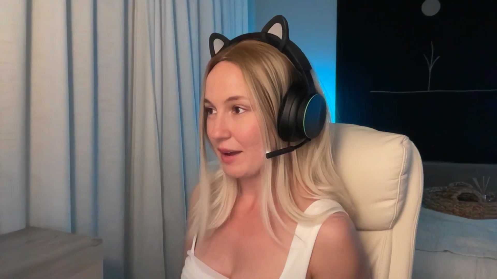 Gallery image thumbnail from LilLadyBird's myfreecams stream on, 03/23/2025, 03:49 image 9 of 20