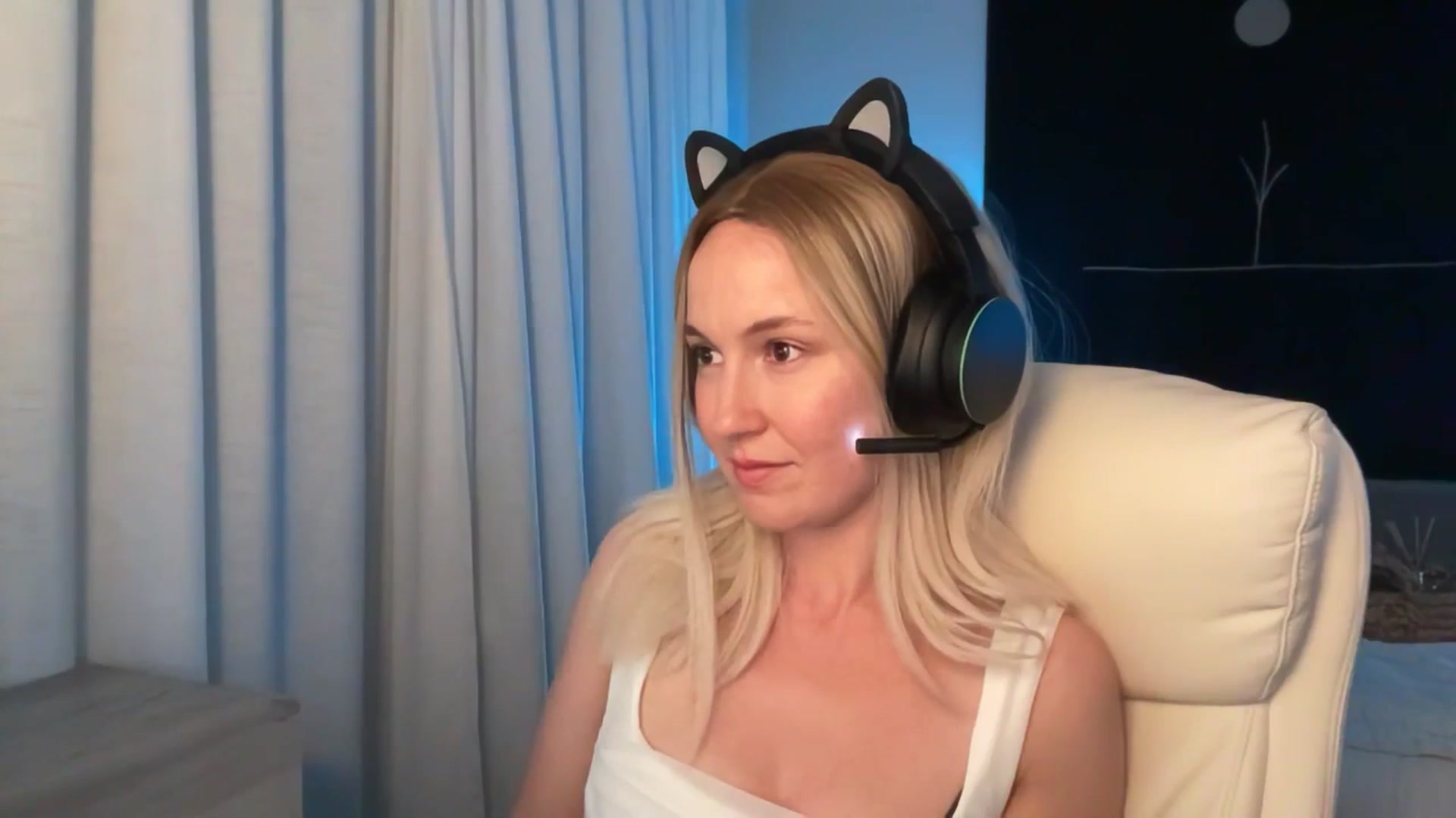 Gallery image thumbnail from LilLadyBird's myfreecams stream on, 03/23/2025, 03:49 image 4 of 20