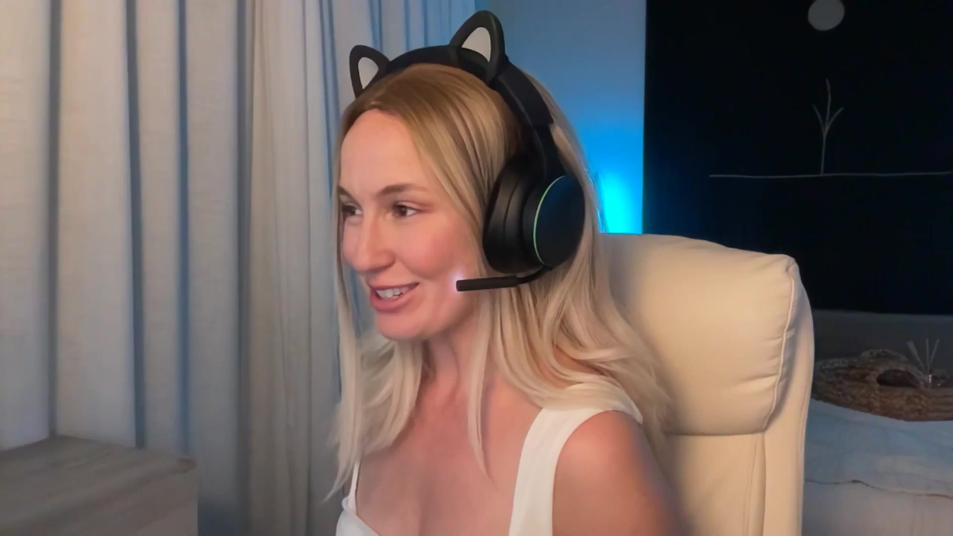 Gallery image thumbnail from LilLadyBird's myfreecams stream on, 03/23/2025, 03:49 image 1 of 20