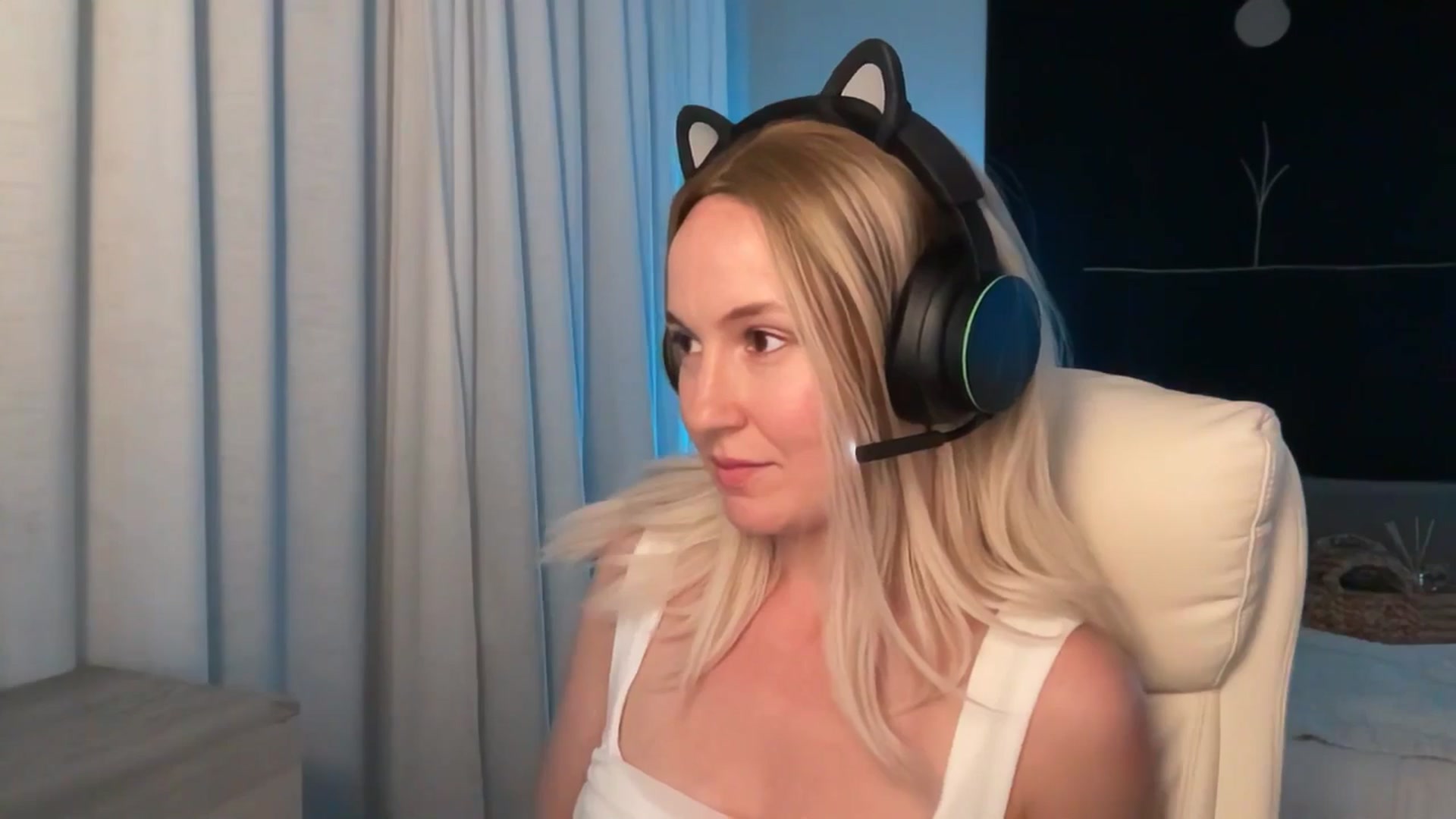 Gallery image thumbnail from LilLadyBird's myfreecams stream on, 03/23/2025, 03:49 image 14 of 20