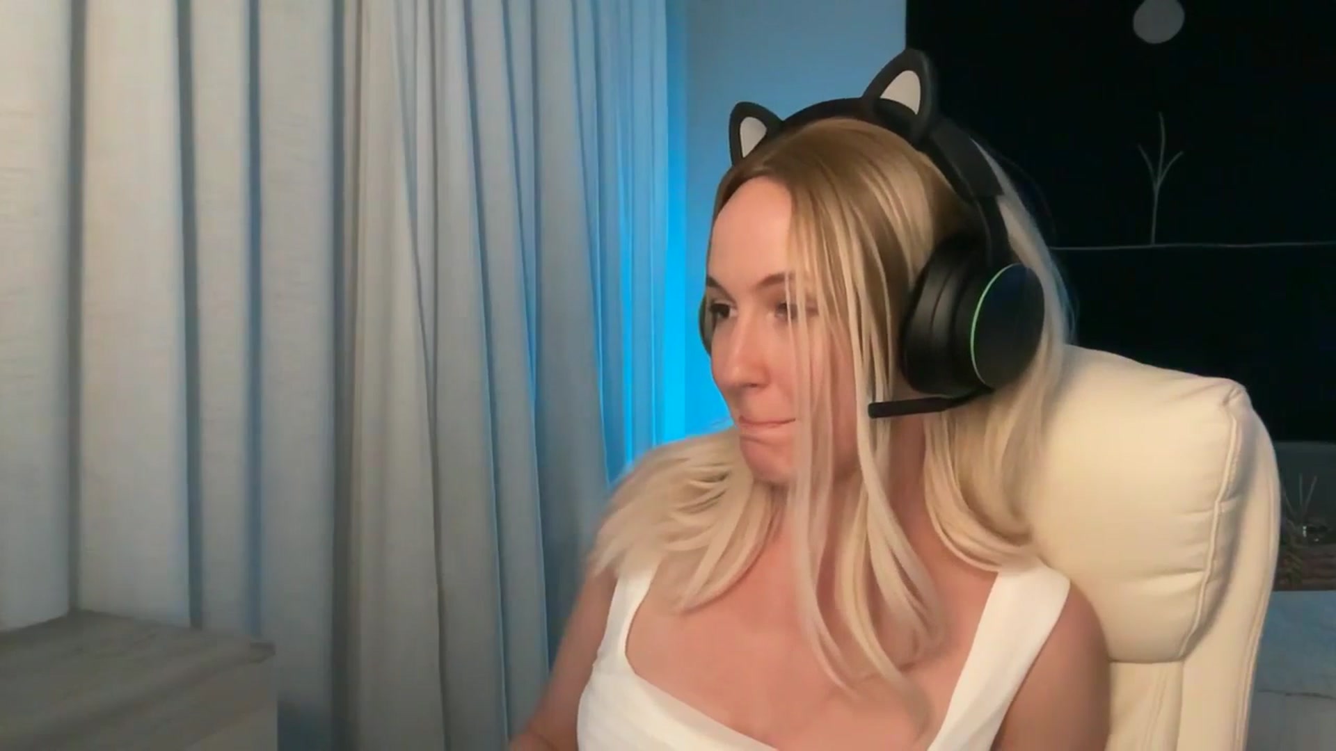 Gallery image thumbnail from LilLadyBird's myfreecams stream on, 03/23/2025, 03:49 image 16 of 20