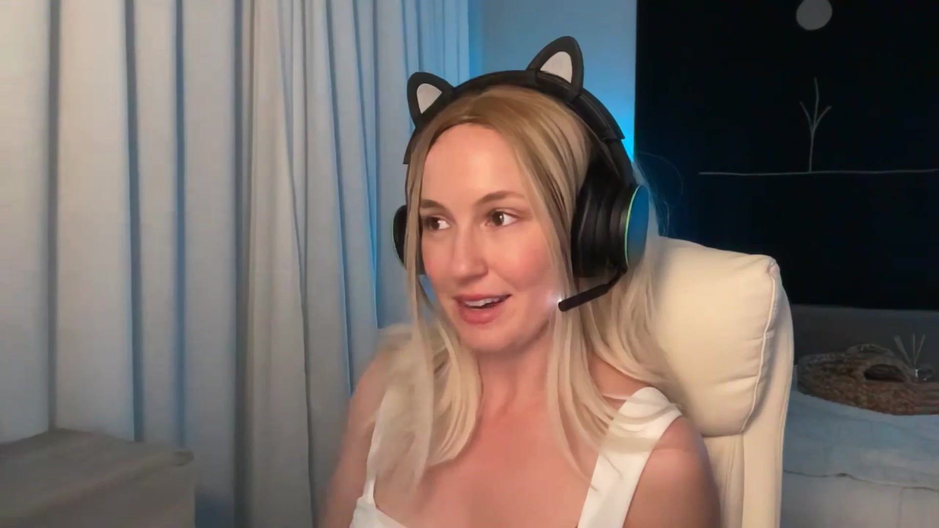 Gallery image thumbnail from LilLadyBird's myfreecams stream on, 03/23/2025, 03:49 image 7 of 20