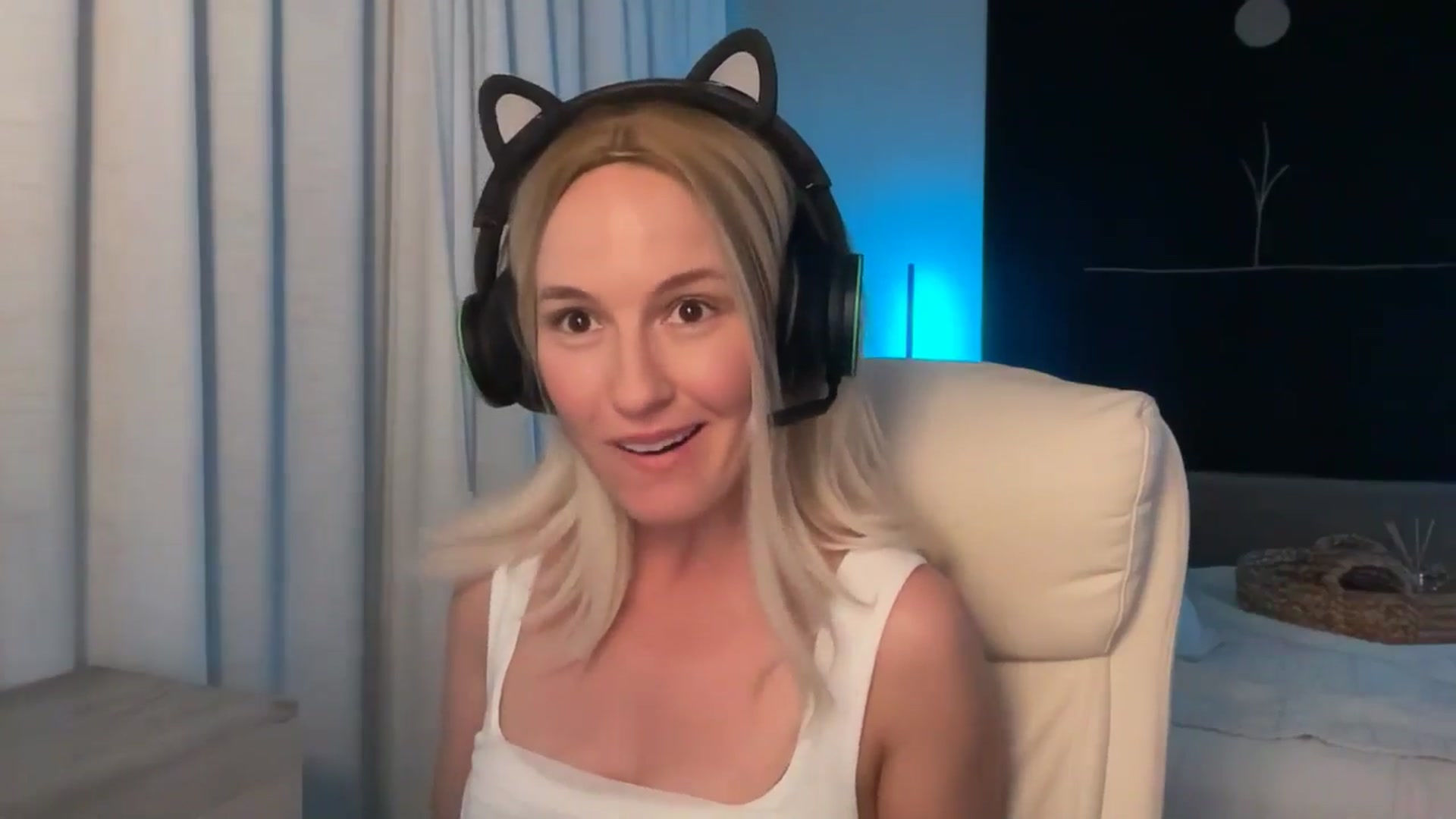Gallery image thumbnail from LilLadyBird's myfreecams stream on, 03/23/2025, 03:49 image 11 of 20