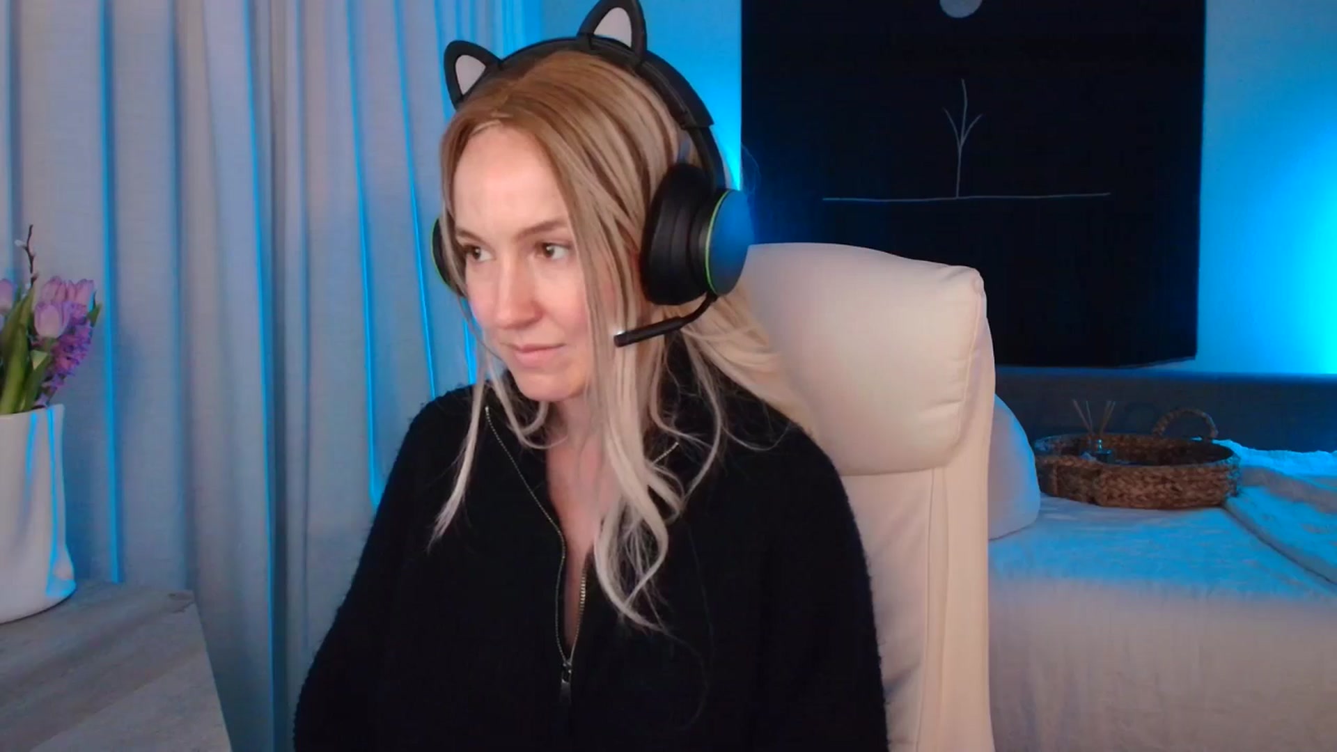 Gallery image thumbnail from LilLadyBird's myfreecams stream on, 03/30/2025, 06:07 image 5 of 20