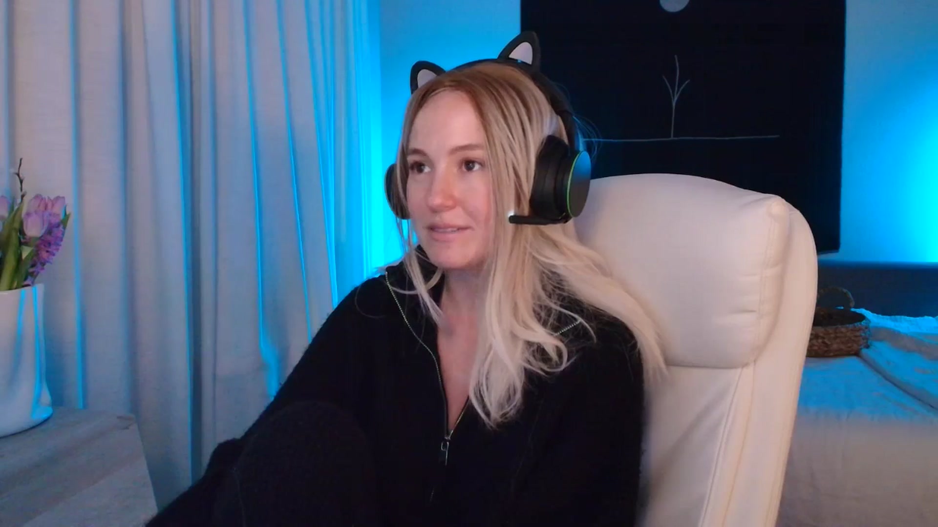 Gallery image thumbnail from LilLadyBird's myfreecams stream on, 03/30/2025, 06:07 image 7 of 20