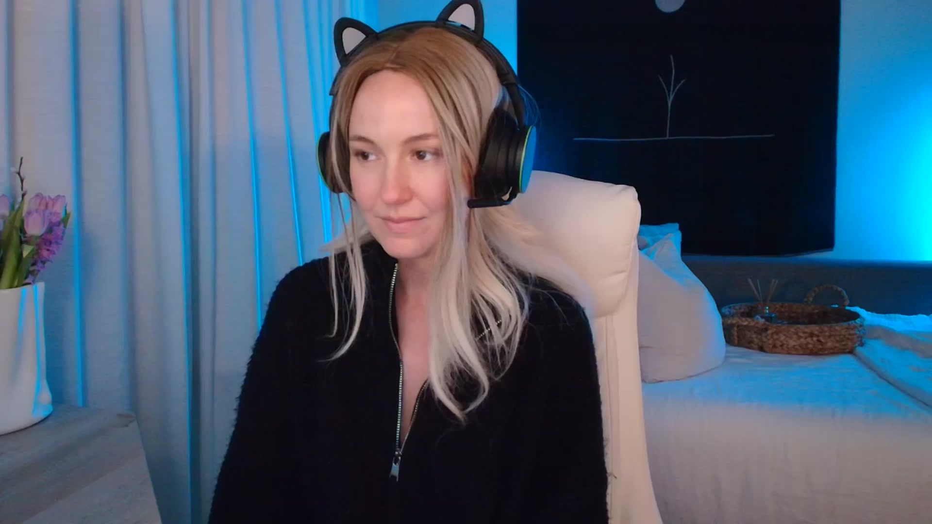 Gallery image thumbnail from LilLadyBird's myfreecams stream on, 03/30/2025, 06:07 image 8 of 20