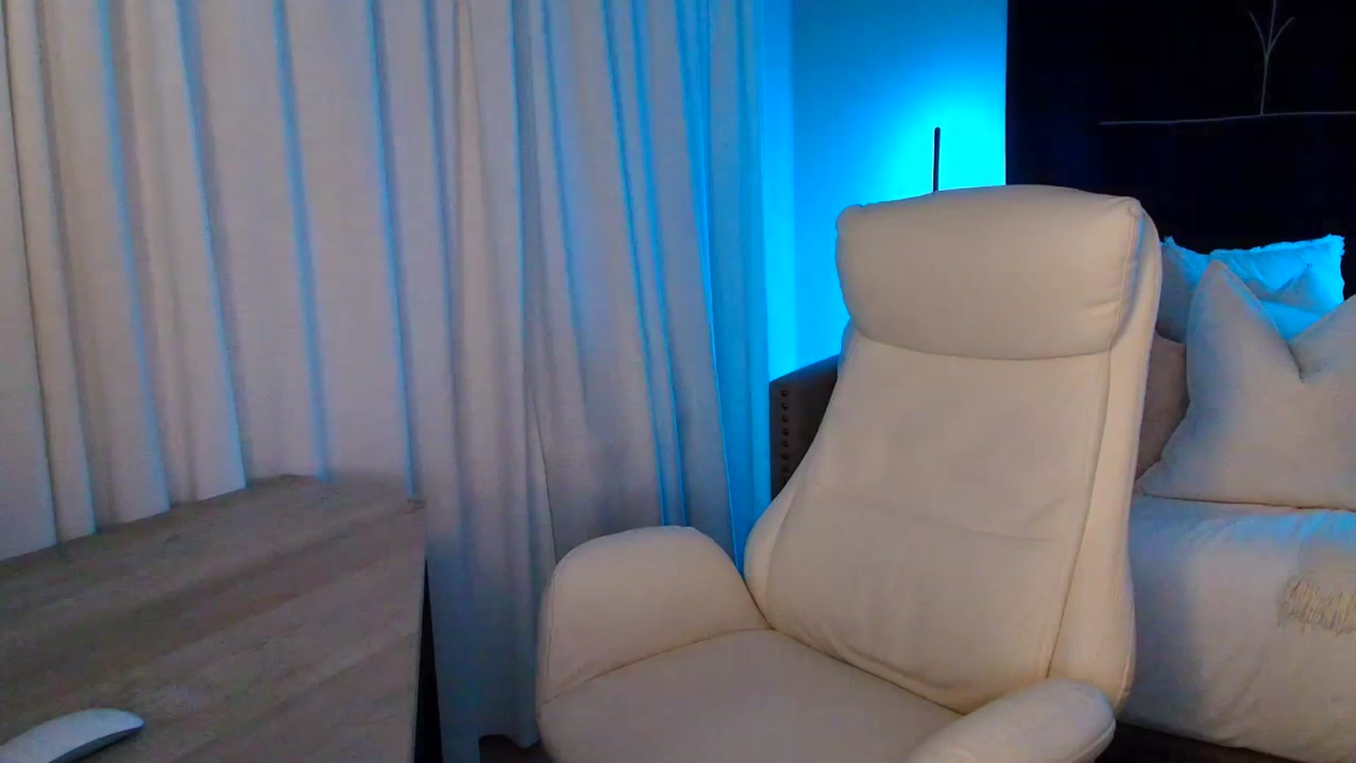Gallery image thumbnail from LilLadyBird's myfreecams stream on, 06/18/2025, 03:47 image 4 of 20