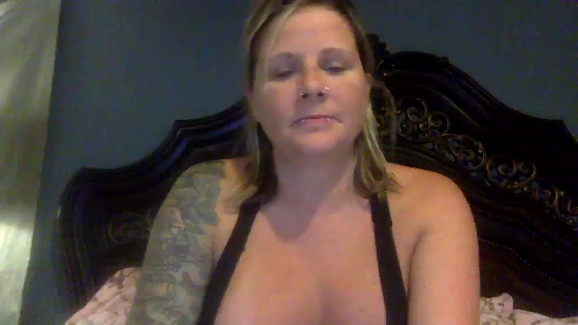 Gallery image thumbnail from LilMissApril's myfreecams stream on, 10/29/2023, 11:29 image 13 of 20