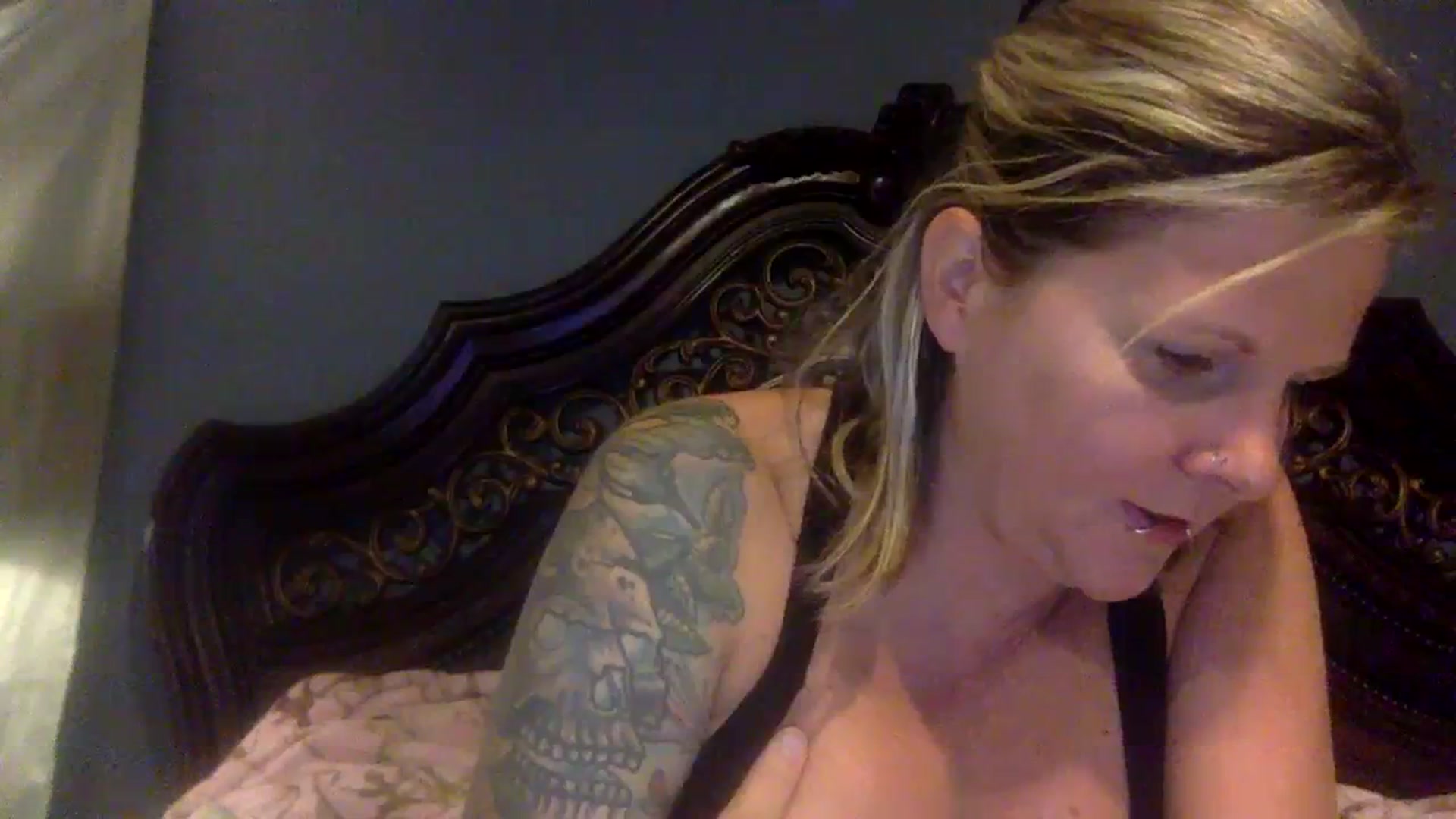 Gallery image thumbnail from LilMissApril's myfreecams stream on, 10/29/2023, 11:29 image 18 of 20
