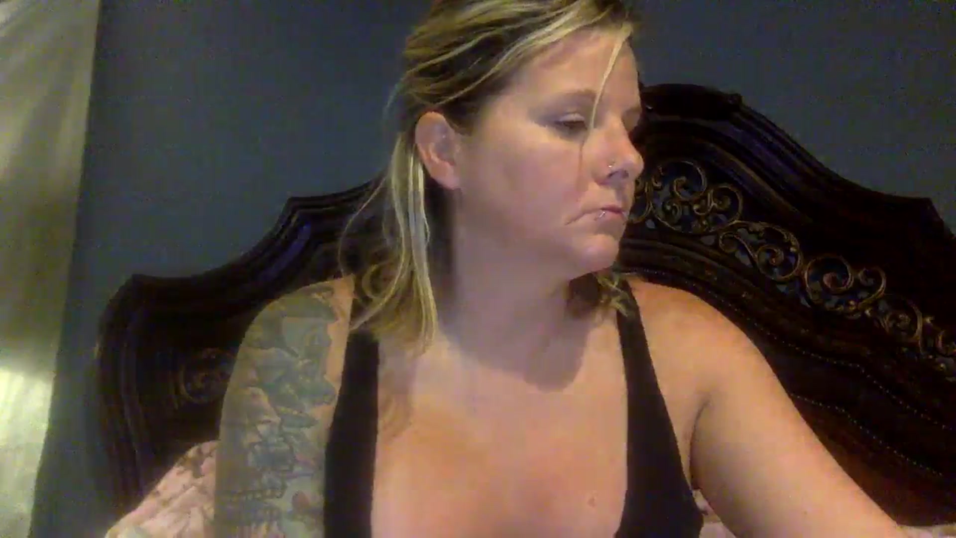 Gallery image thumbnail from LilMissApril's myfreecams stream on, 10/29/2023, 11:29 image 5 of 20