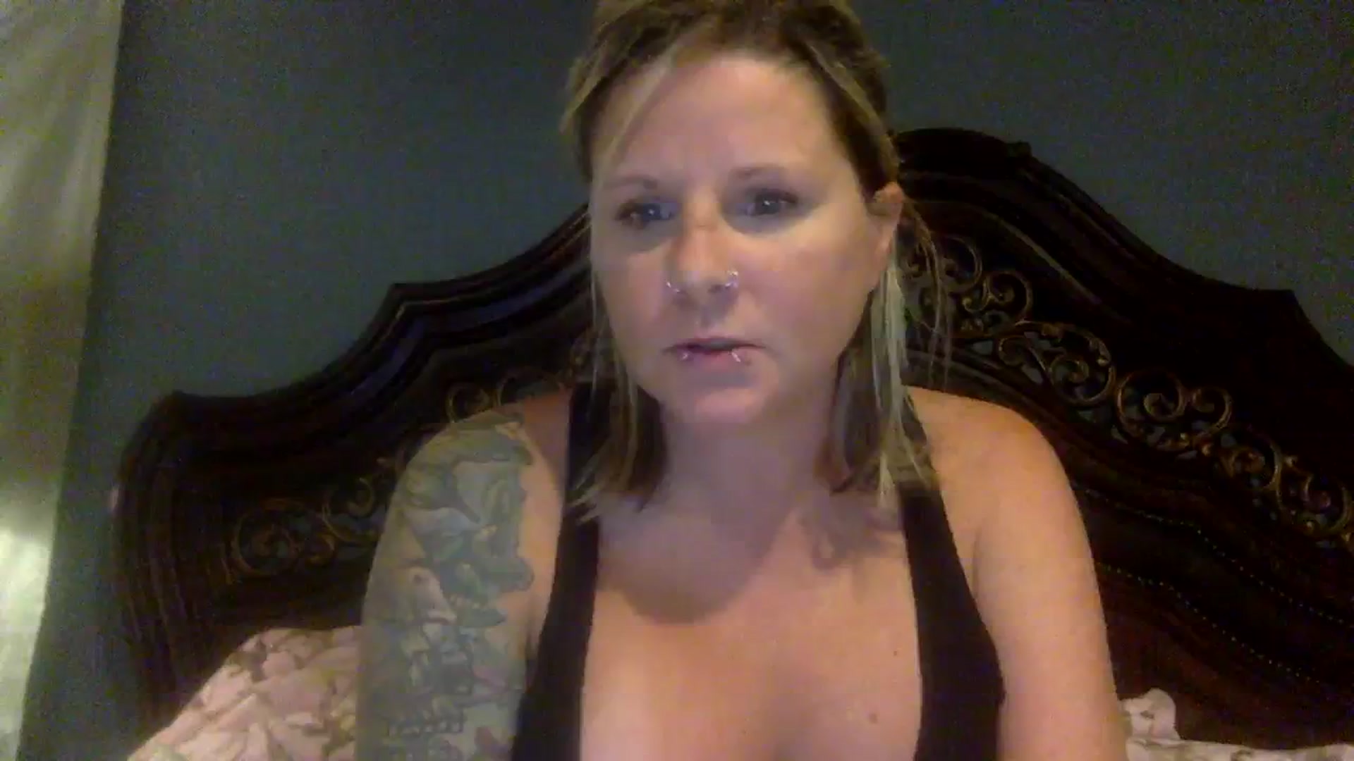 Gallery image thumbnail from LilMissApril's myfreecams stream on, 10/29/2023, 11:29 image 1 of 20